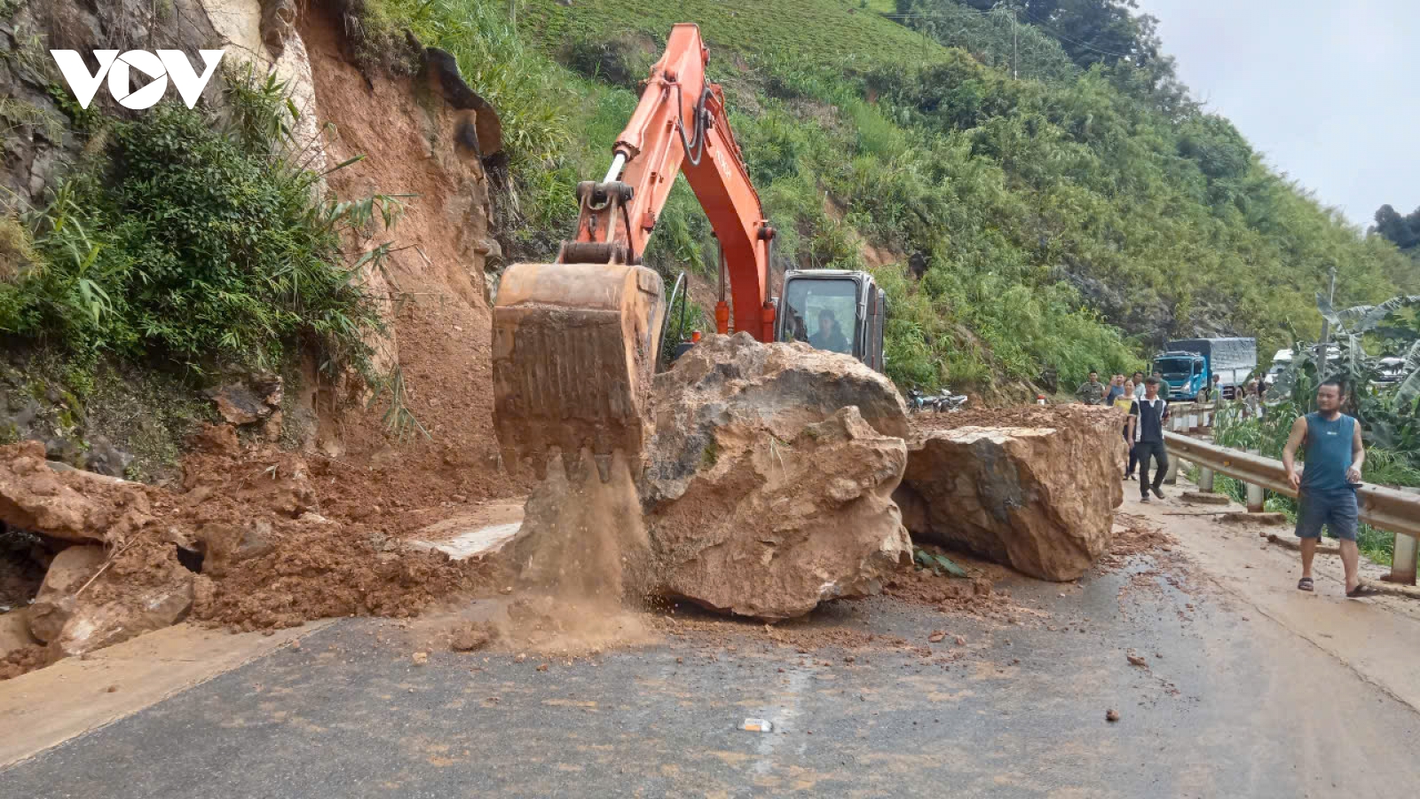 Mưa lớn gây sạt lở đất đá, ách tắc giao thông nhiều nơi tại Sơn La