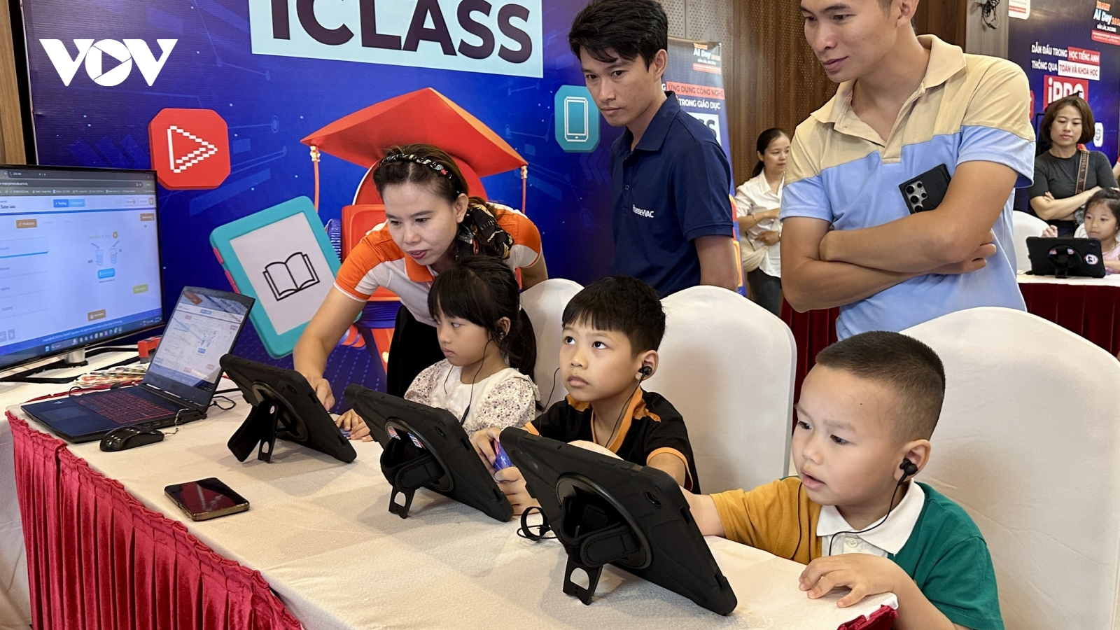 Trẻ em phố núi hào hứng khám phá ngày hội công nghệ