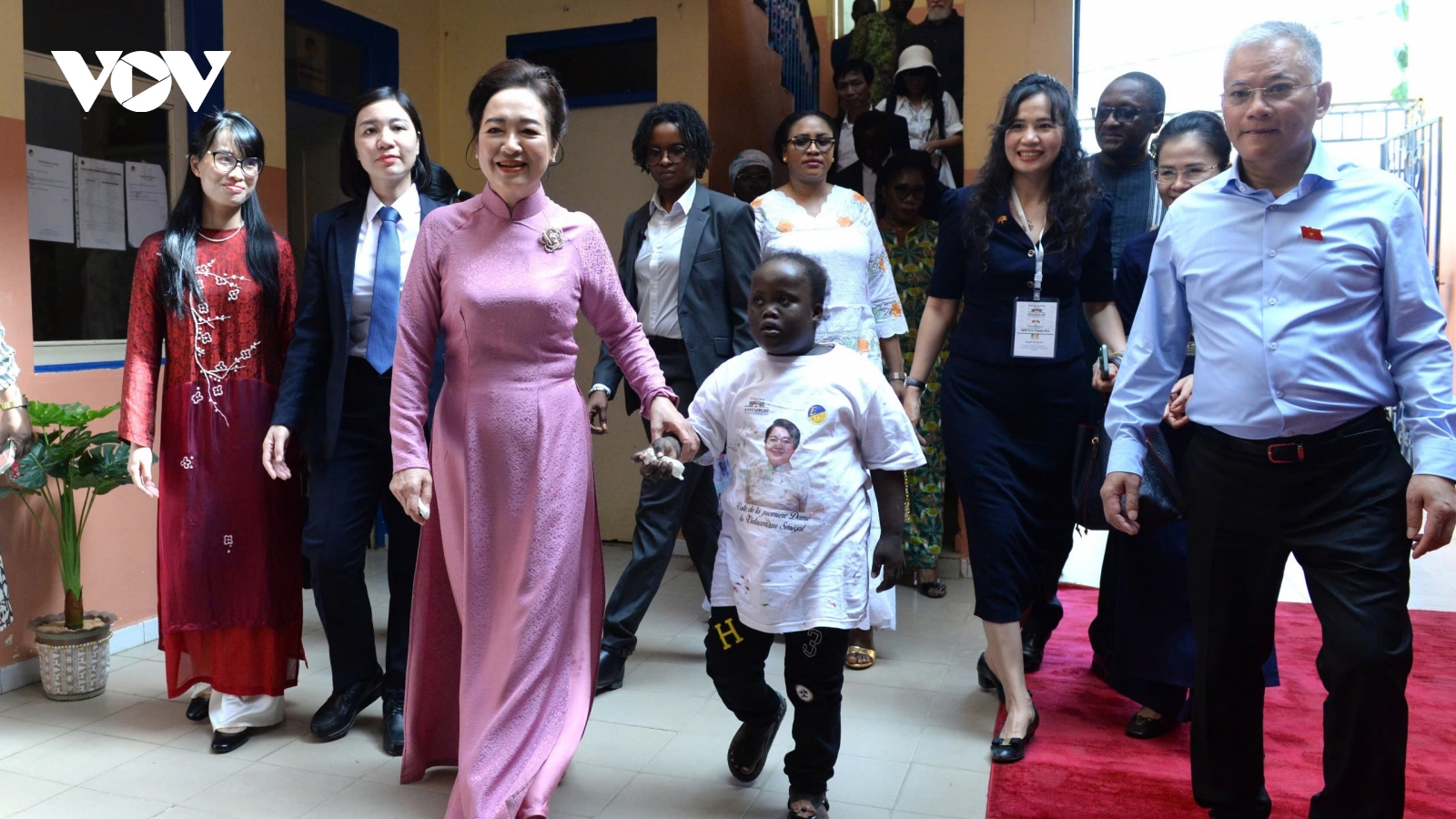 Phu nhân Chủ tịch Quốc hội tặng quà trẻ em khuyết tật tại Senegal