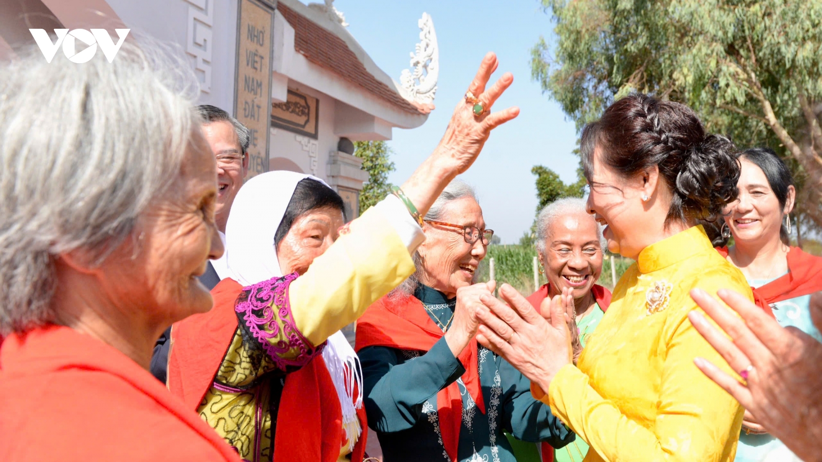 Phu nhân Chủ tịch Quốc hội thăm, tặng quà Làng Việt Nam tại Maroc