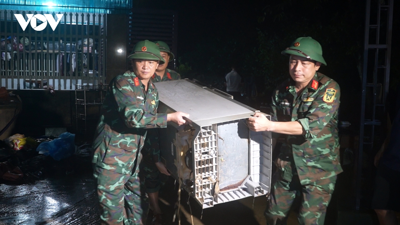 Xuyên đêm giúp dân dọn dẹp sau lũ dữ