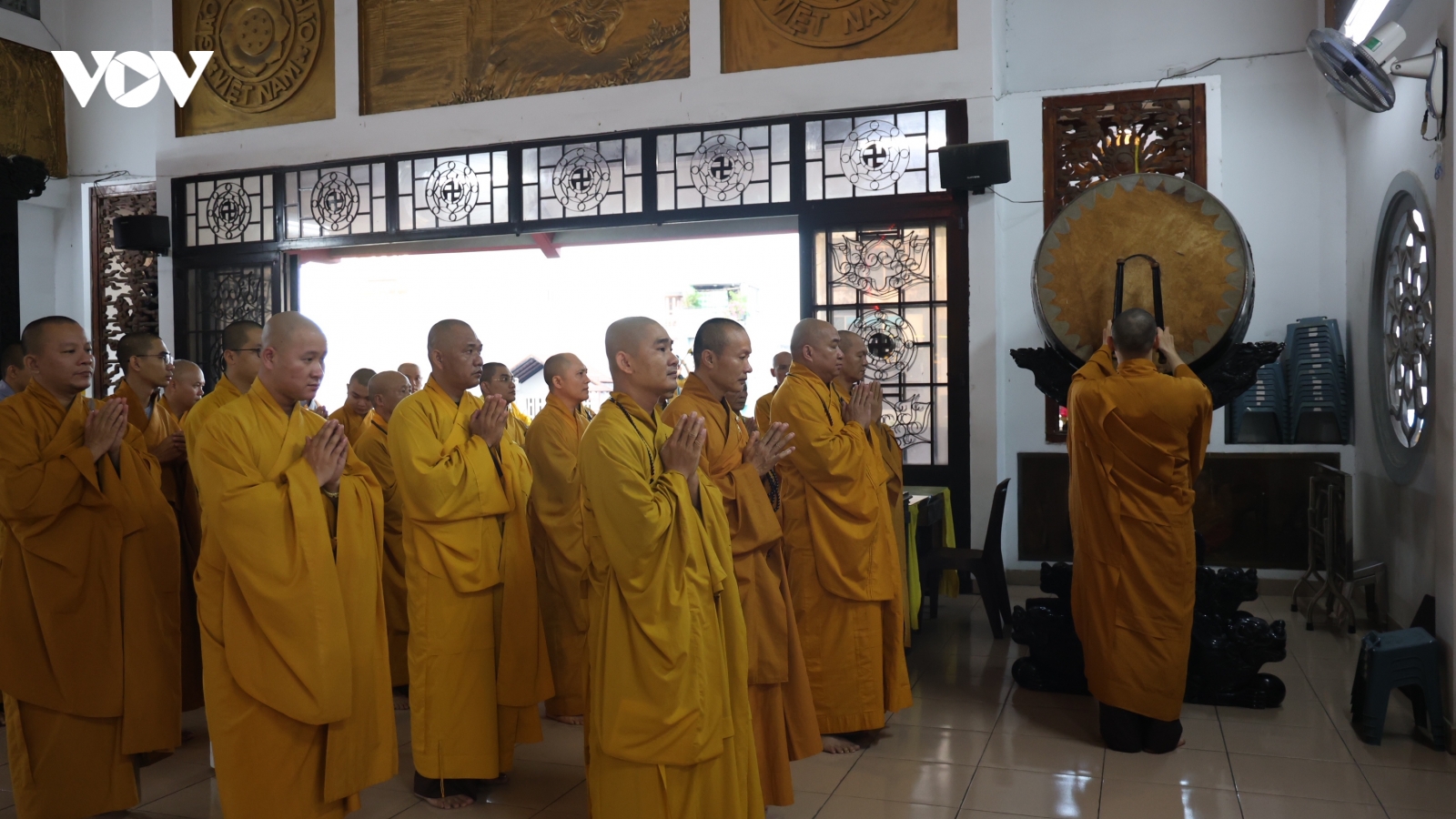Chuông chùa ngân vang trong ngày chính quyền hai cấp chính thức đi vào hoạt động