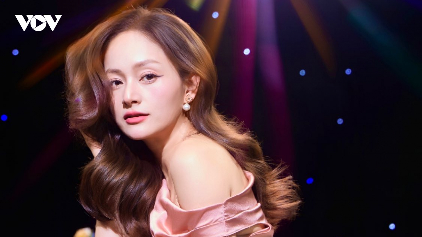 Sao Việt 26/7: Lan Phương trầm cảm trước ly thân chồng Tây