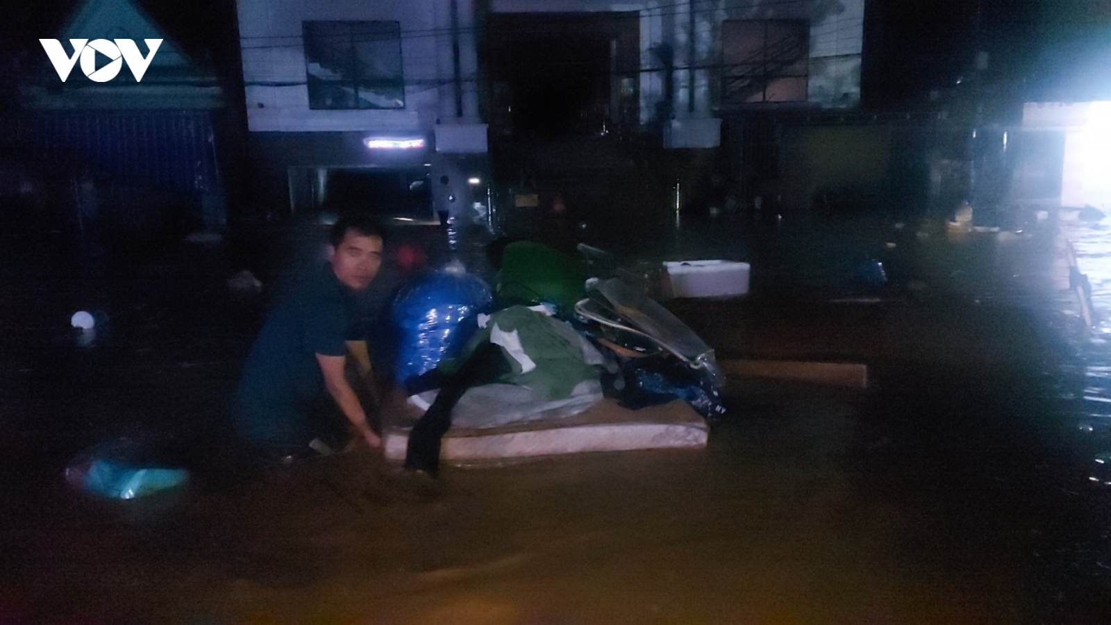 Nước lên nhanh, dân miền núi Nghệ An hối hả chạy lũ trong đêm