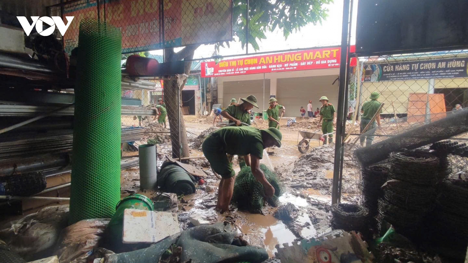 Khẩn trương thông đường vào xã duy nhất của Nghệ An đang bị cô lập hoàn toàn
