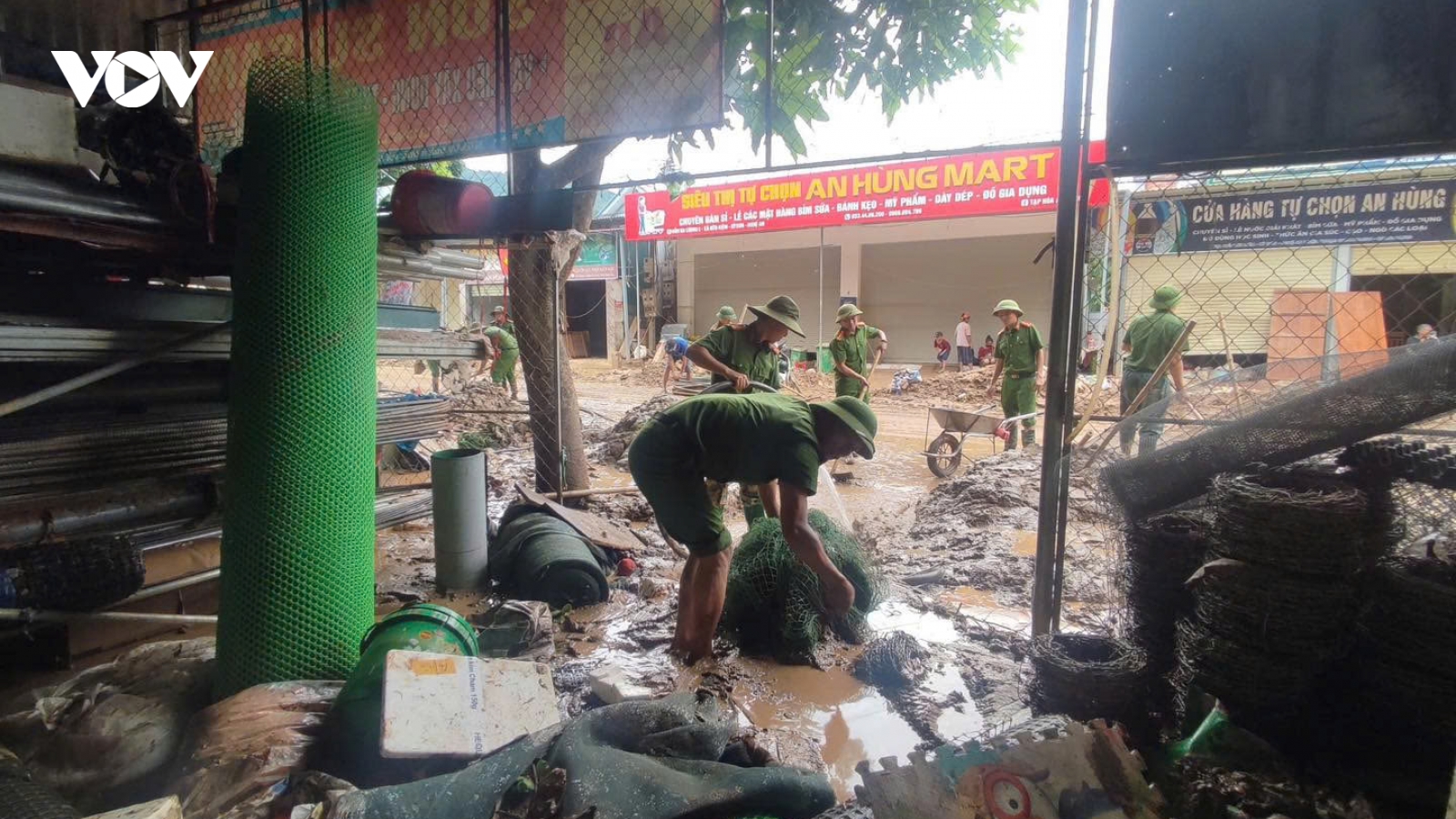 Khẩn trương thông đường vào xã duy nhất của Nghệ An đang bị cô lập hoàn toàn
