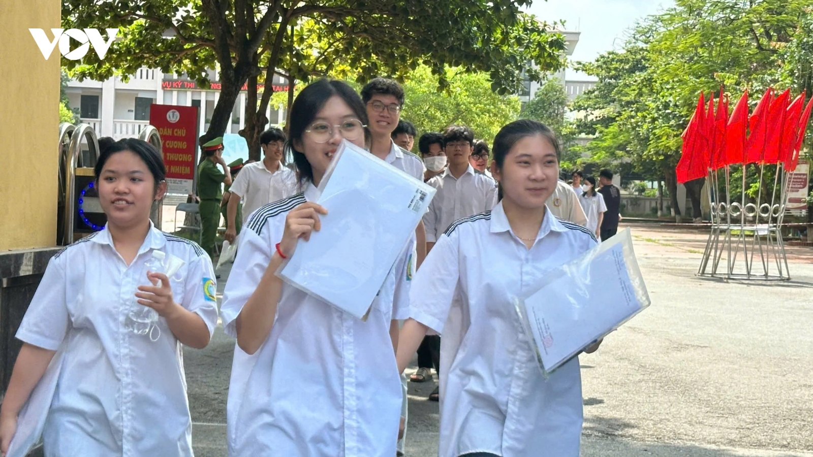 Bỏ điểm sàn, thay bằng dự báo điểm chuẩn đại học sẽ đỡ khó cho thí sinh?