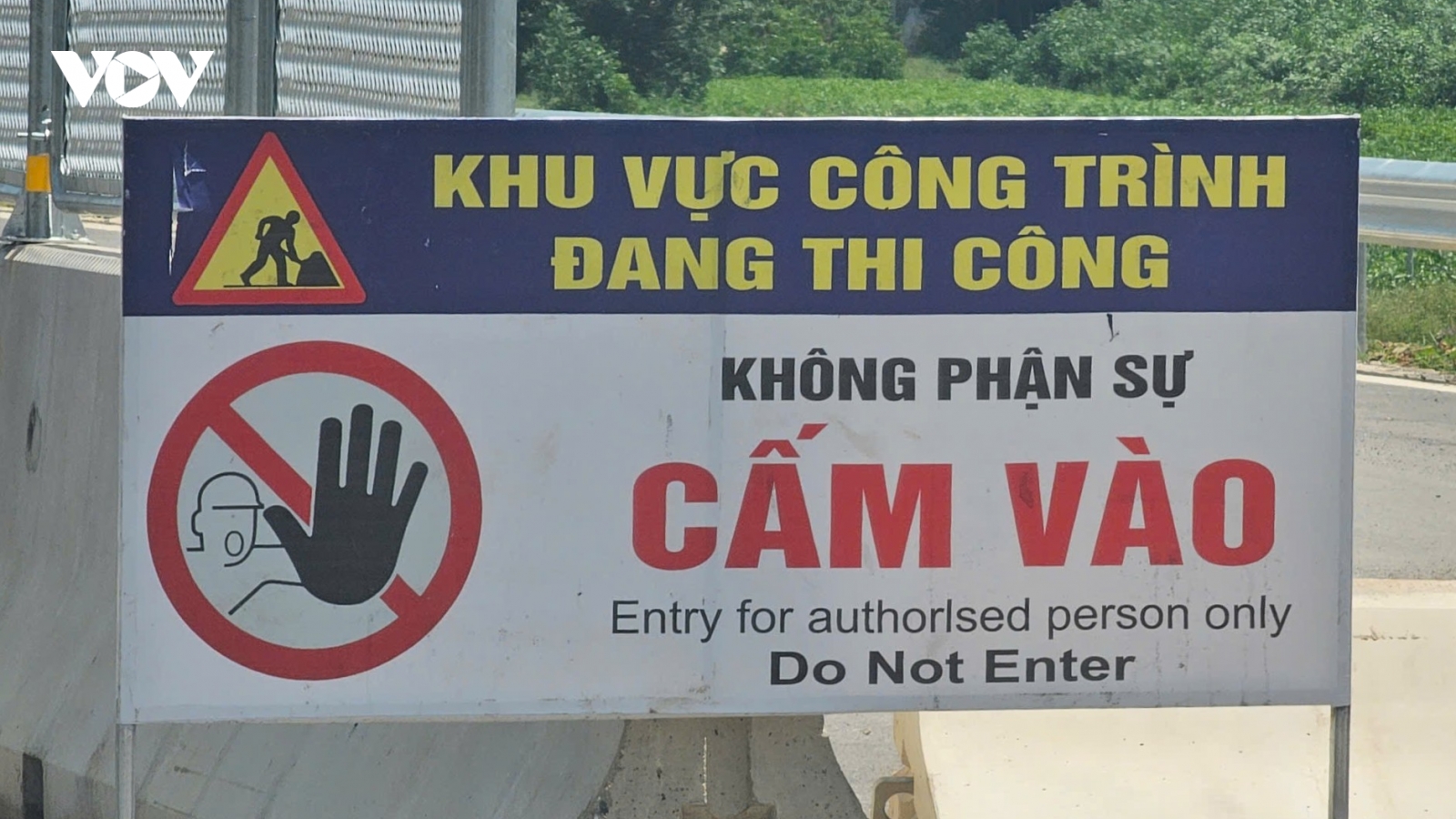 Cấm xe vào, ra khi cao tốc Vạn Ninh- Cam Lộ đang thi công