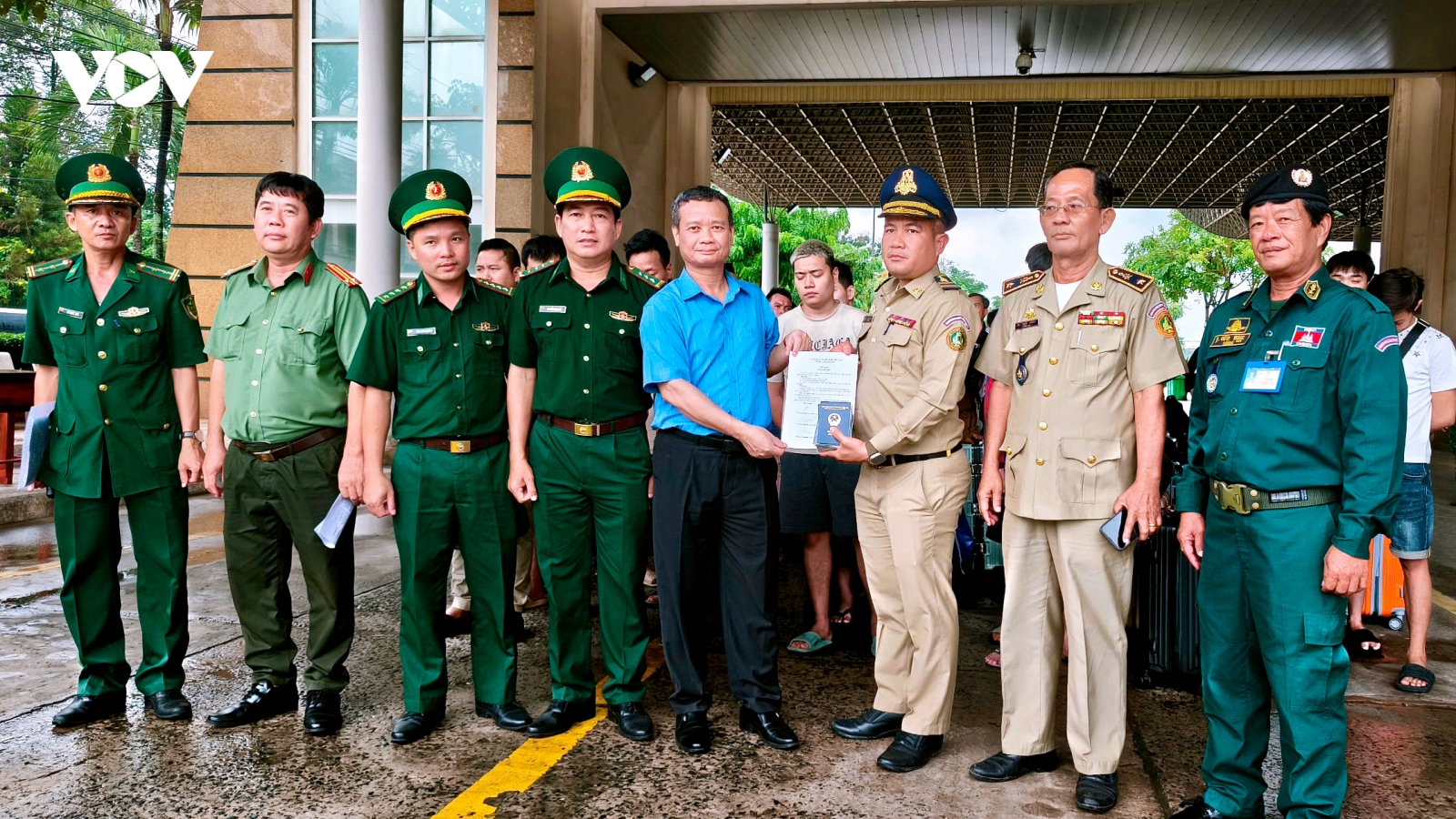 Tiếp nhận 45 công dân Việt Nam cư trú trái phép tại Campuchia