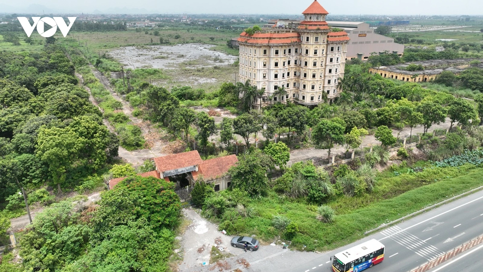 Cận cảnh trường Đại học Hà Hoa Tiên 1.500 tỷ vắng lặng, cỏ dại um tùm