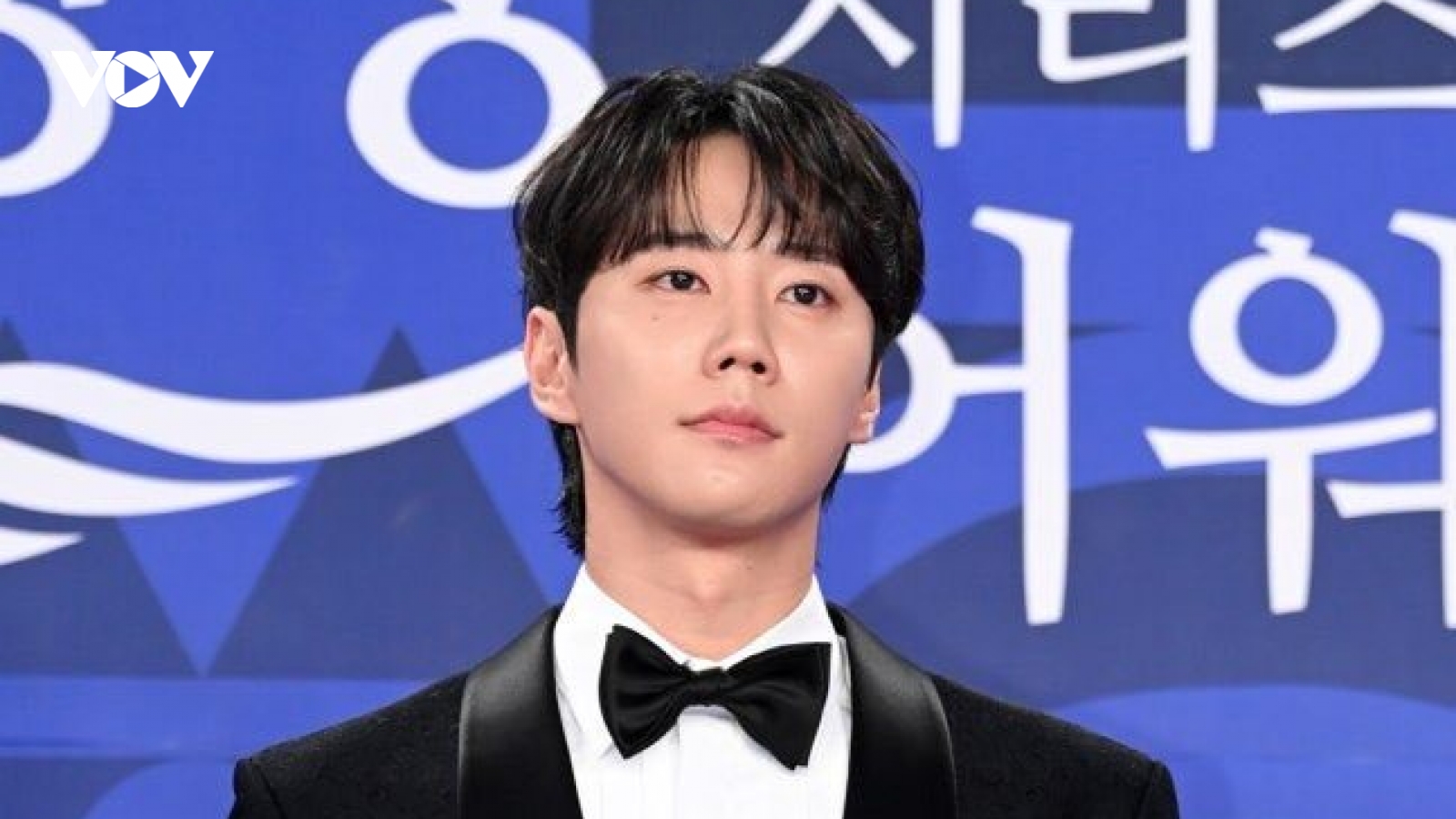 Lee Jun Young nhận nhầm cúp tại lễ trao giải Rồng Xanh