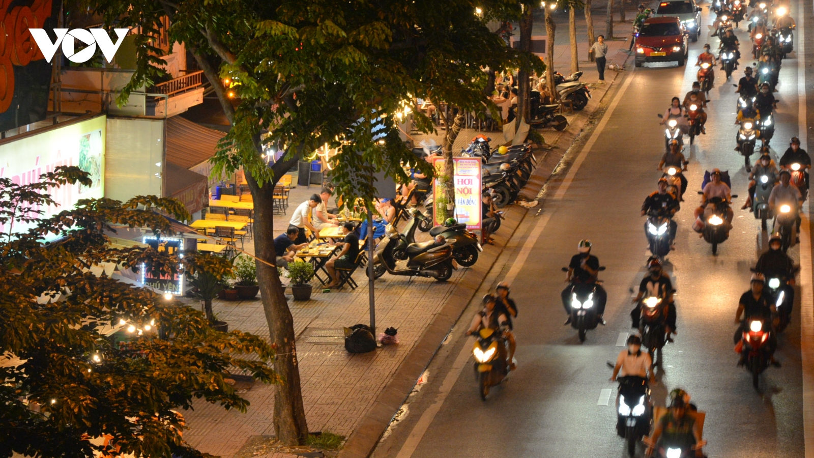 Vỉa hè TP.HCM vừa cải tạo, lại biến thành quán ăn, bãi giữ xe