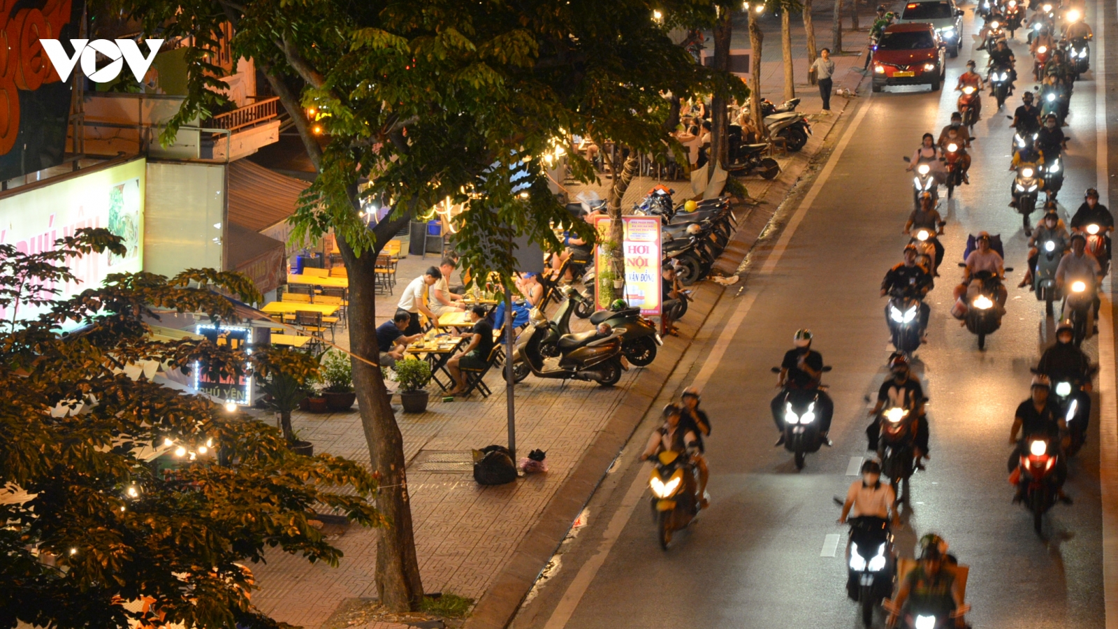 Vỉa hè TP.HCM vừa cải tạo, lại biến thành quán ăn, bãi giữ xe