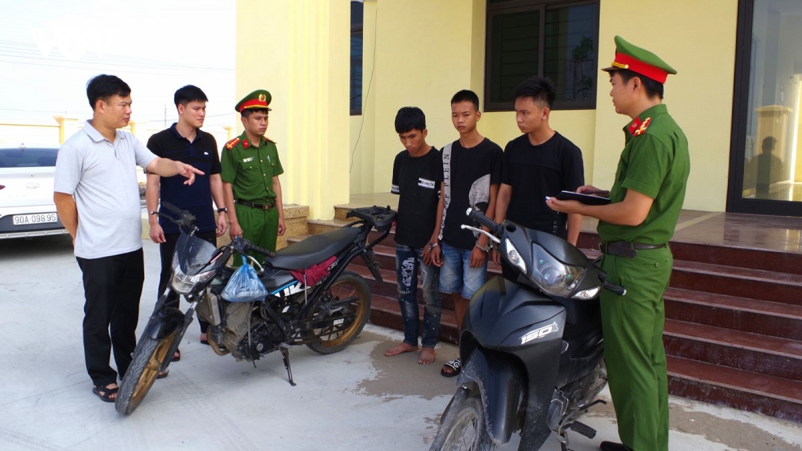 Ninh Bình: Bắt giữ nhóm thiếu niên gây ra 5 vụ cướp giật điện thoại