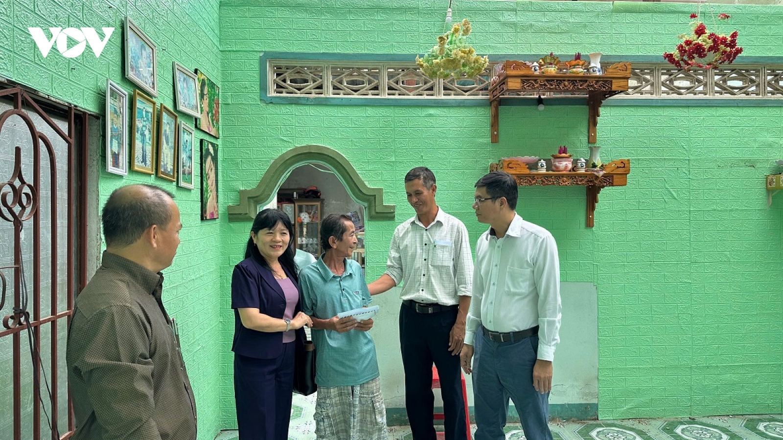 Một người ở Lâm Đồng bị nhánh cây xà cừ đè gãy cột sống