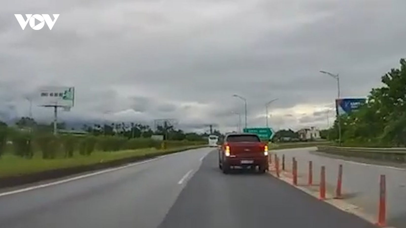 Xử phạt 35 triệu đồng tài xế cho ô tô lùi trên cao tốc Hà Nội - Thái Nguyên