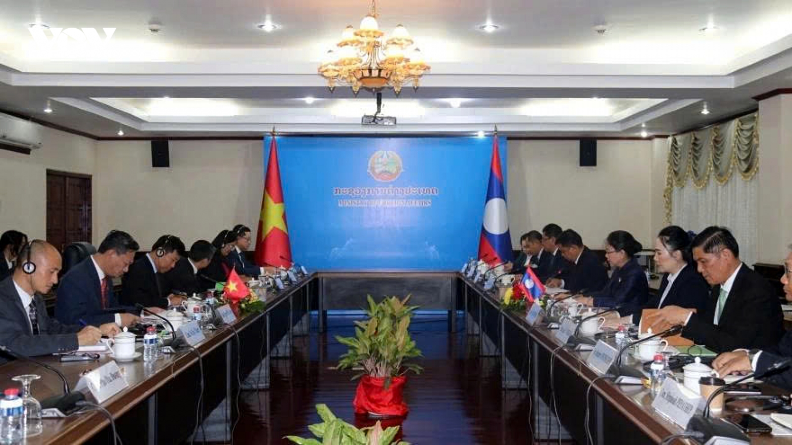 Vietnam and Laos hold political consultation in Vientiane
