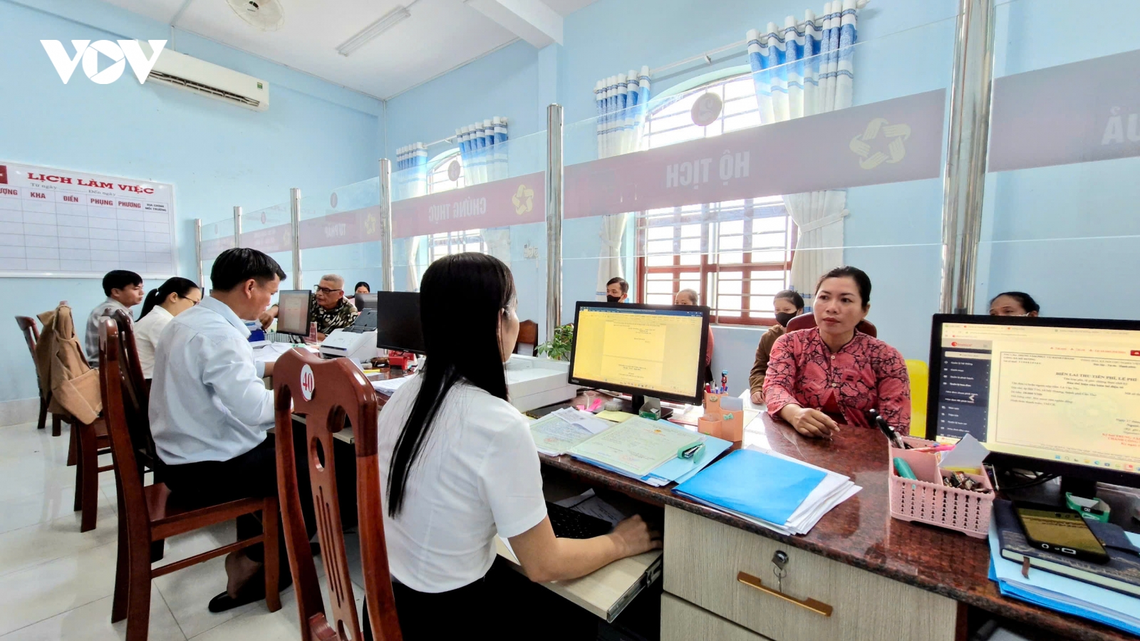 Chủ động tăng cường thời gian làm việc, nâng cao tinh thần phục vụ đồng bào DTTS