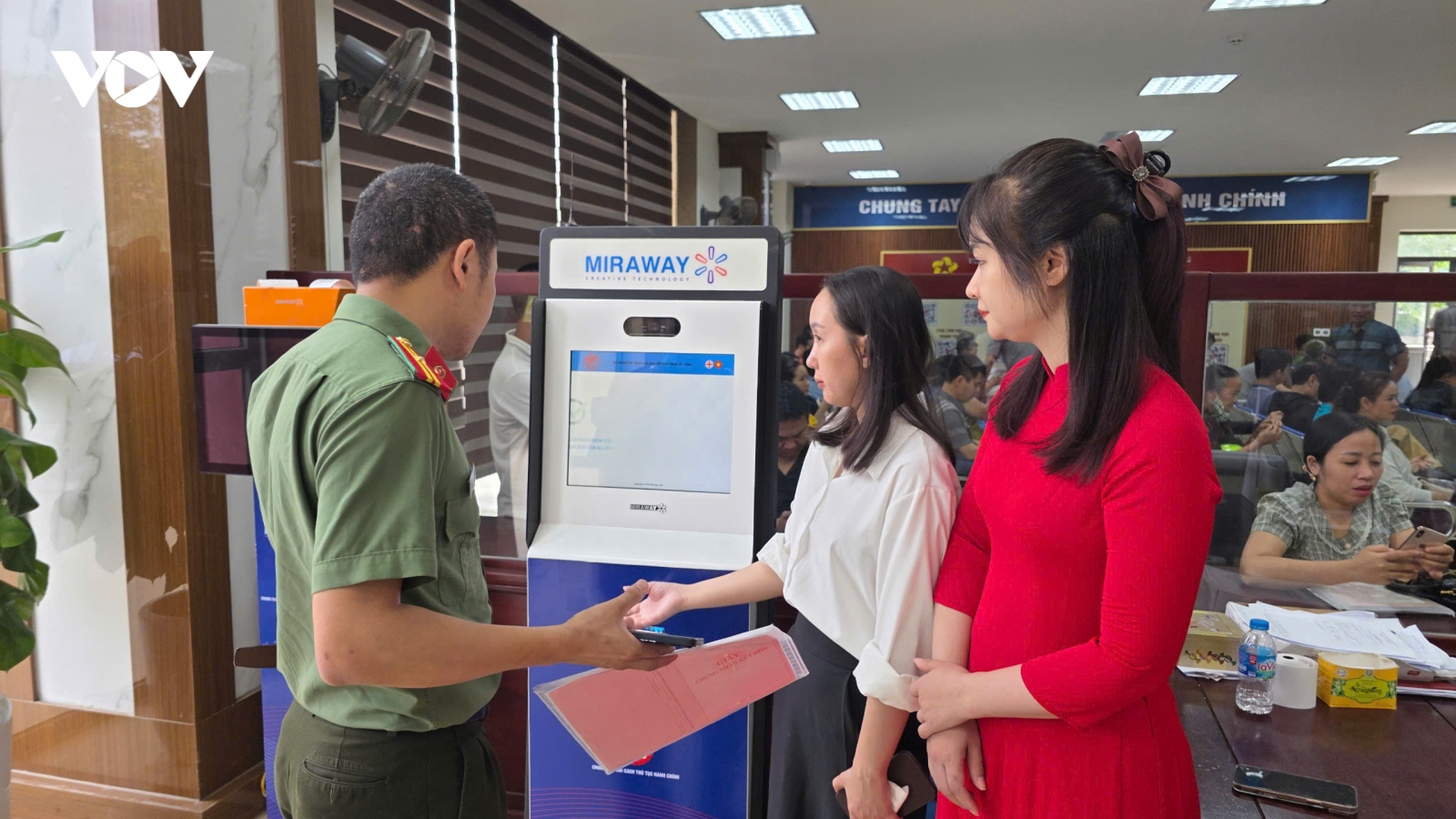 Xử lý nghiêm cán bộ yêu cầu người dân phải có VNeID khi nộp hồ sơ