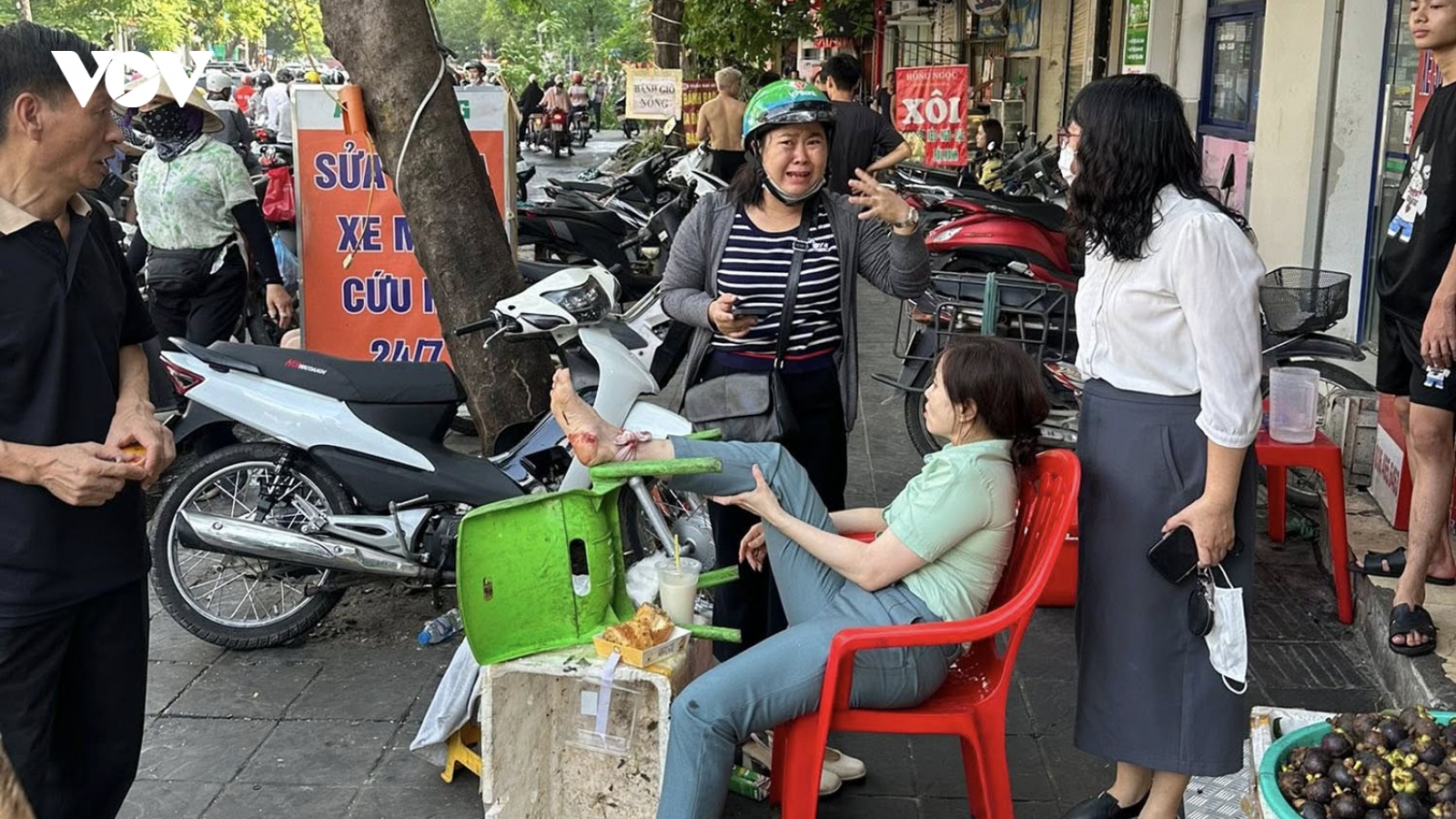 Video ghi lại khoảnh khắc ô tô "ủi" hàng loạt xe máy trên phố Hà Nội