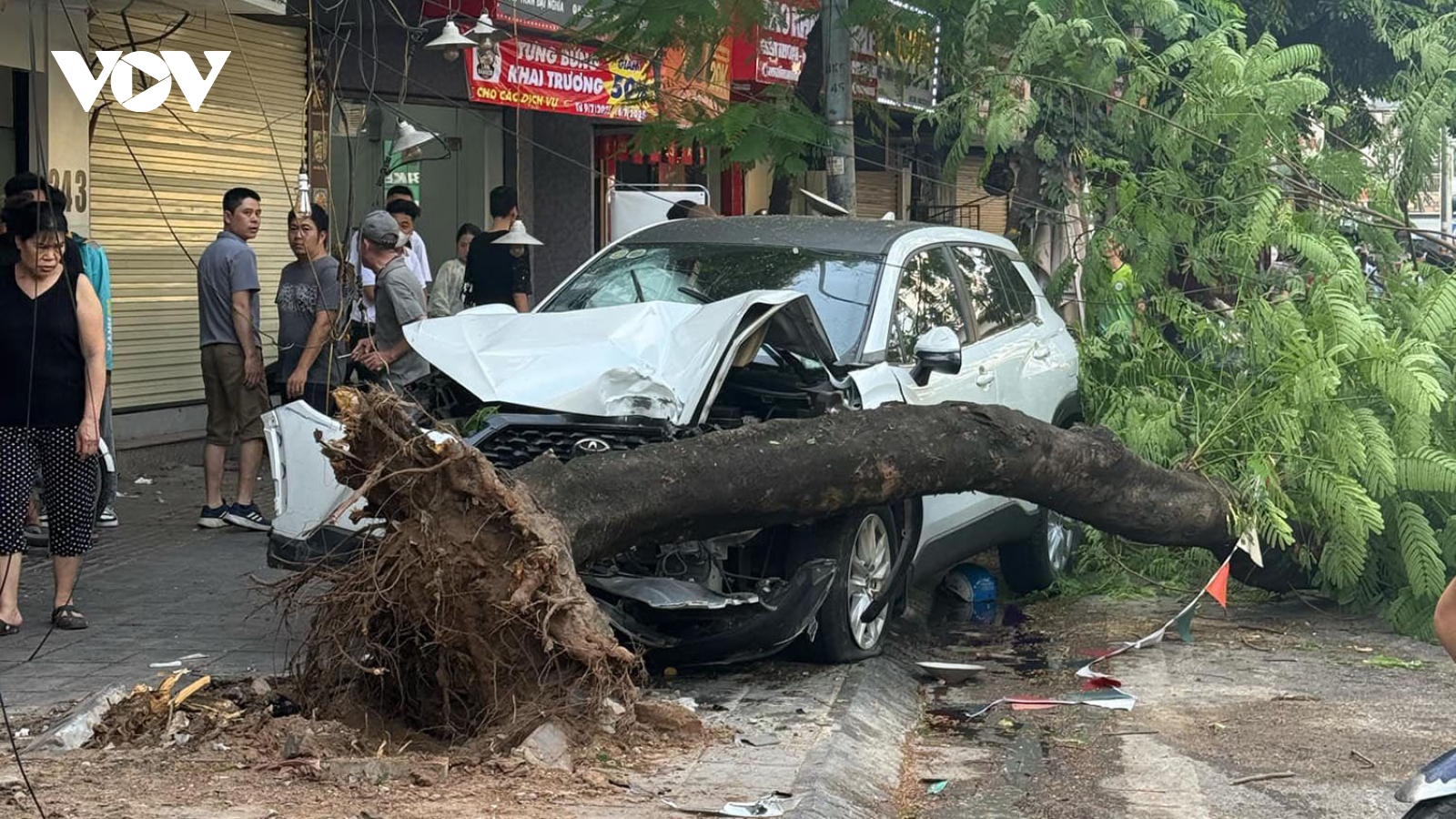Ô tô tông liên hoàn khiến nhiều người bị thương trên phố Hà Nội