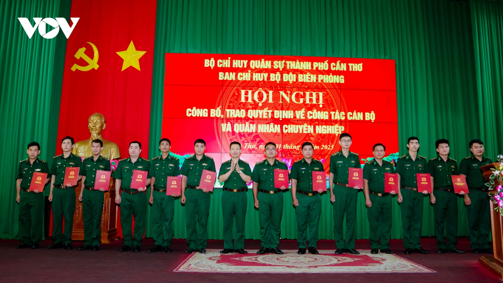 Cần Thơ trao quyết định về công tác cán bộ và Quân nhân chuyên nghiệp