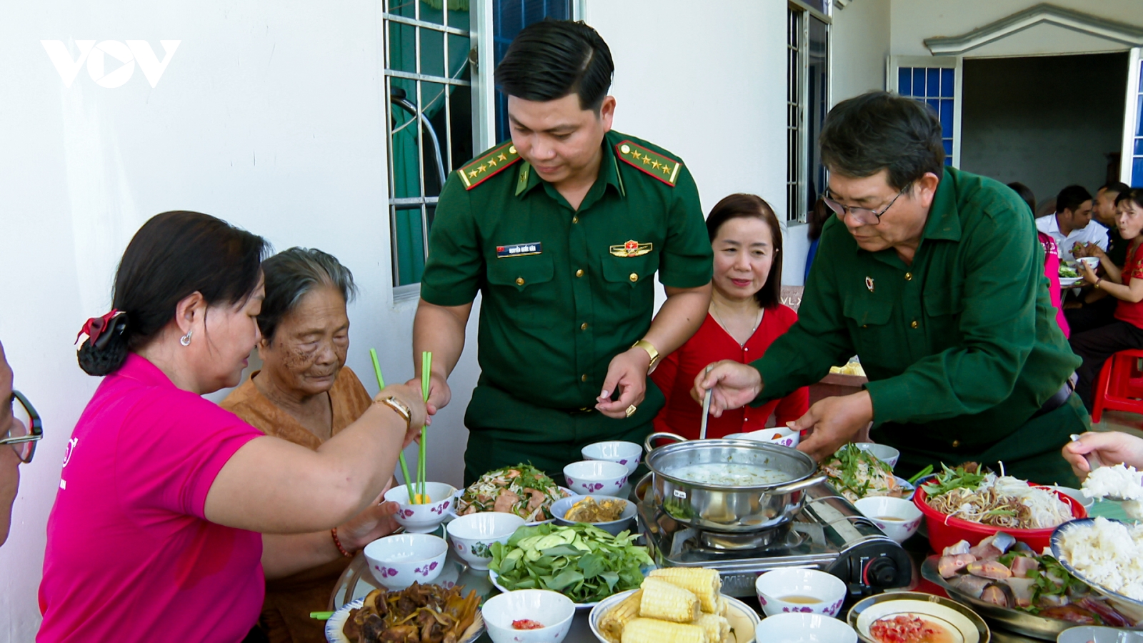 Bữa cơm tri ân đầy nghĩa tình tại gia đình Mẹ Việt Nam Anh hùng Lê Thị Hai