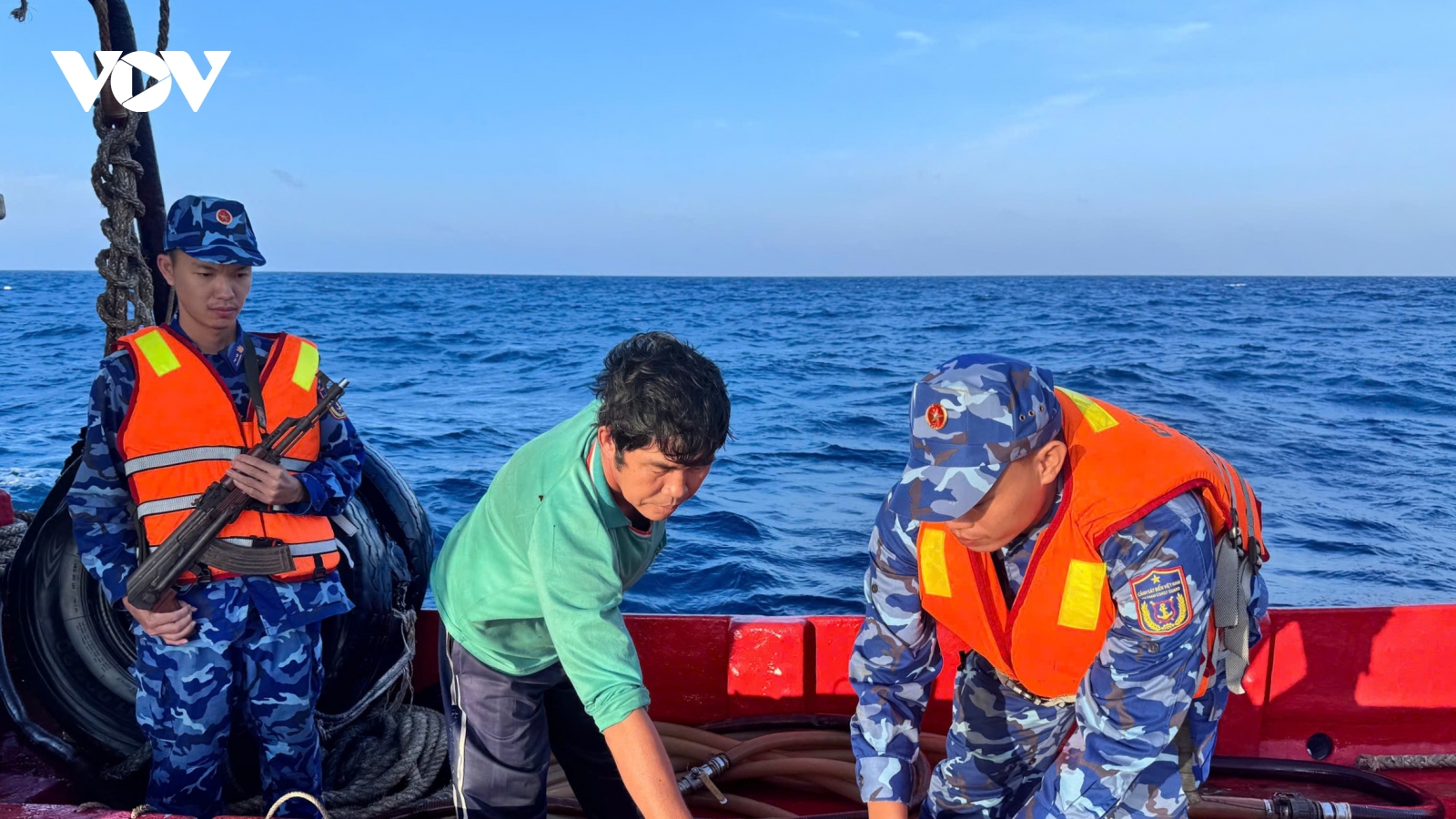 An Giang: Bắt giữ 01 tàu cá vận chuyển trái phép hơn 40.000 lít dầu diesel