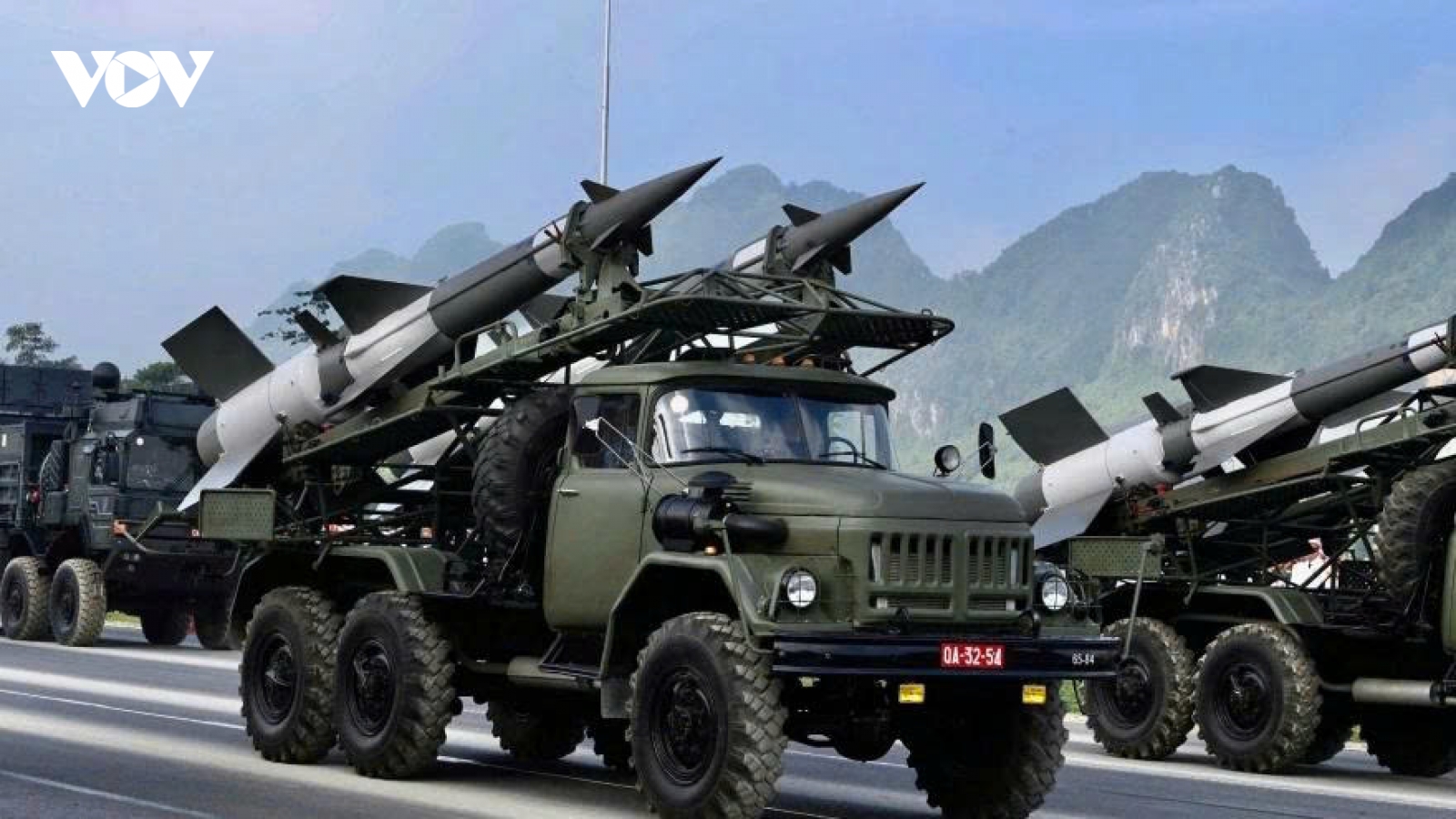Military hardware showcased in first rehearsal for National Day celebration