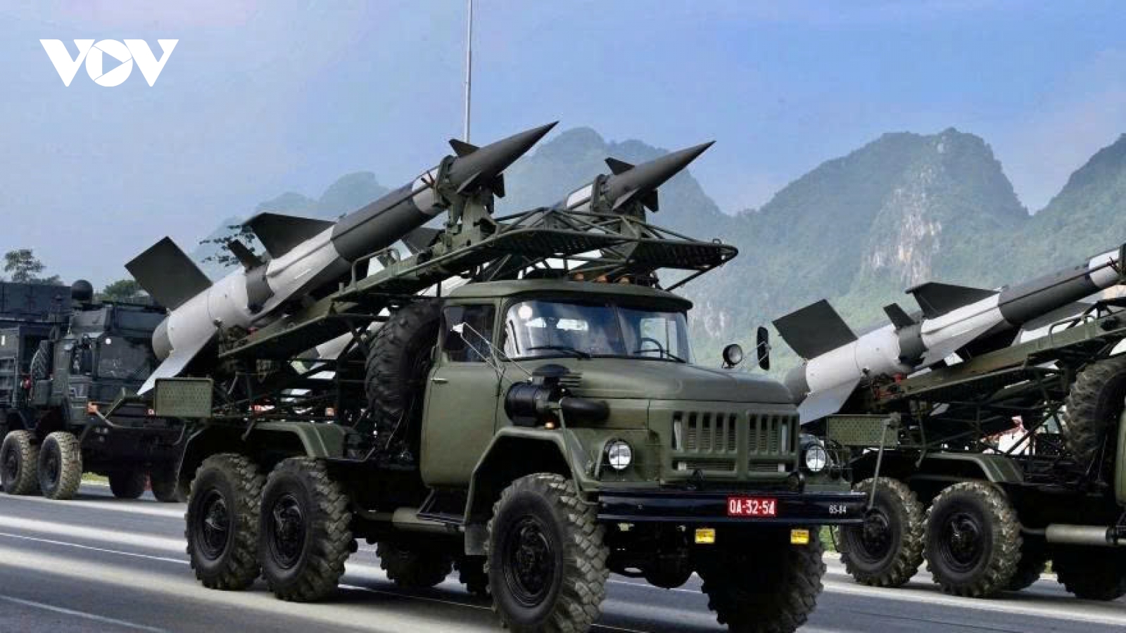 Military hardware showcased in first rehearsal for National Day celebration