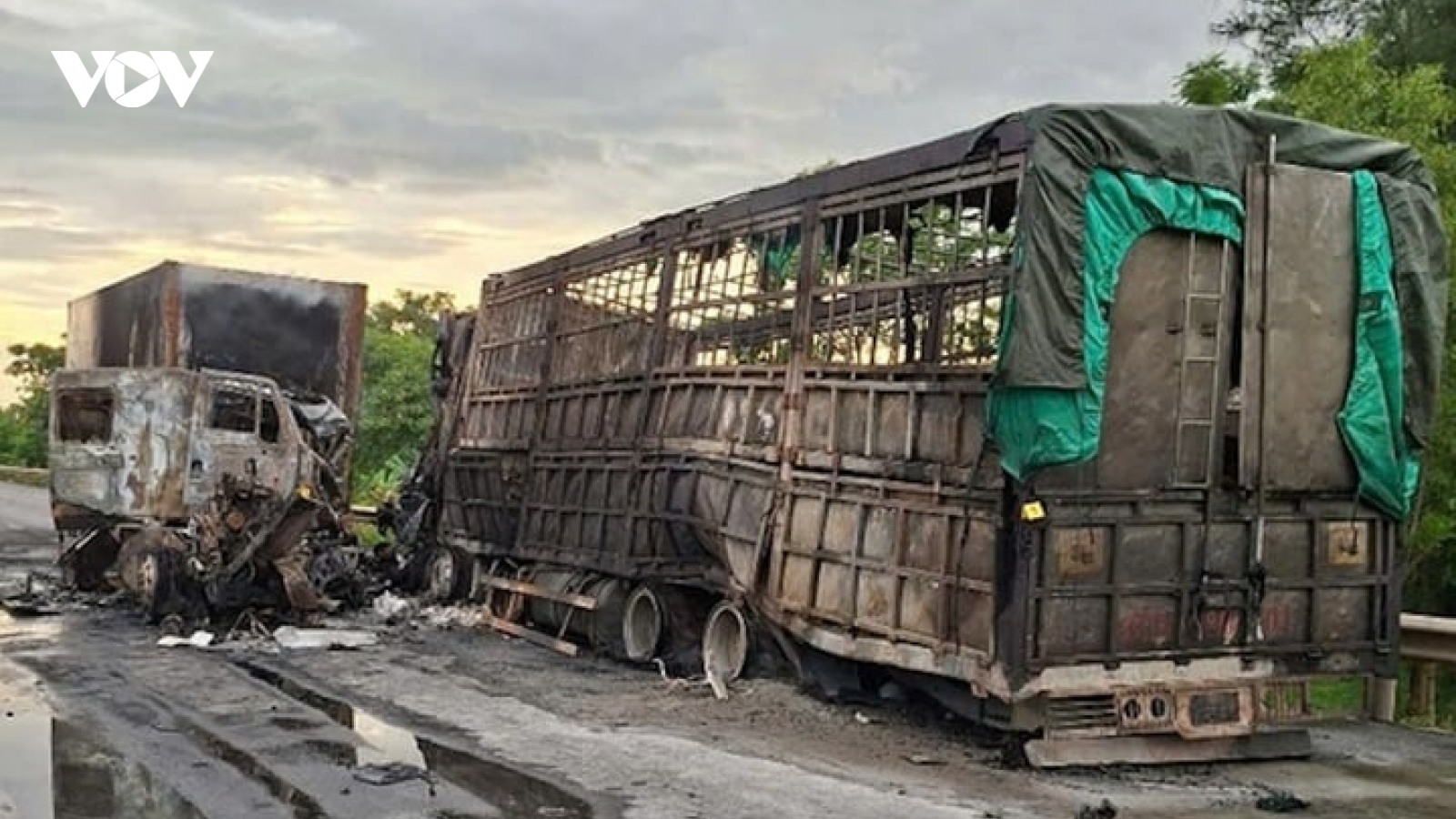 Ô tô tải và xe container bốc cháy sau va chạm, 2 tài xế thương vong