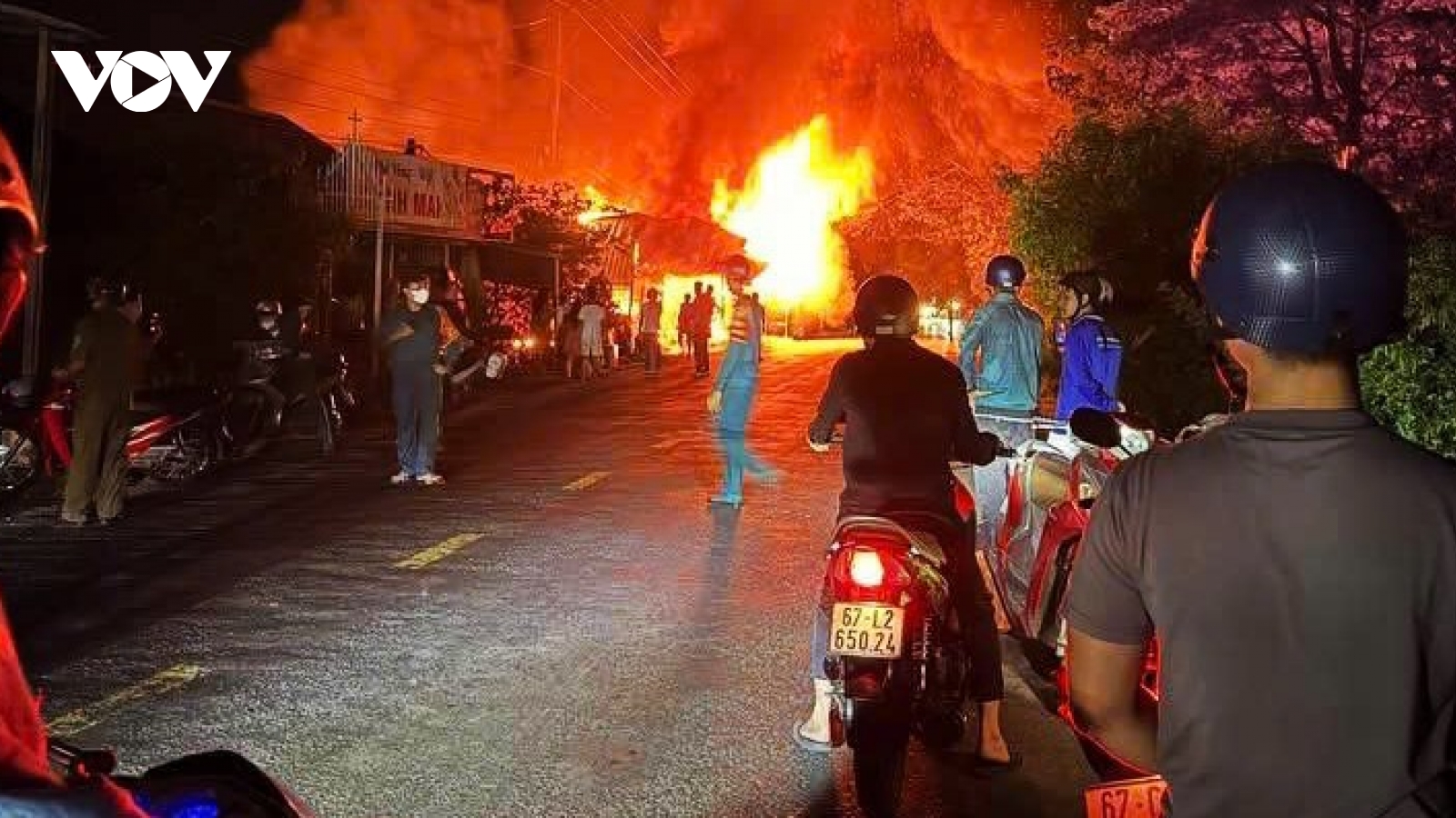 Giải cứu kịp thời bé trai khỏi ngôi nhà đang bốc cháy