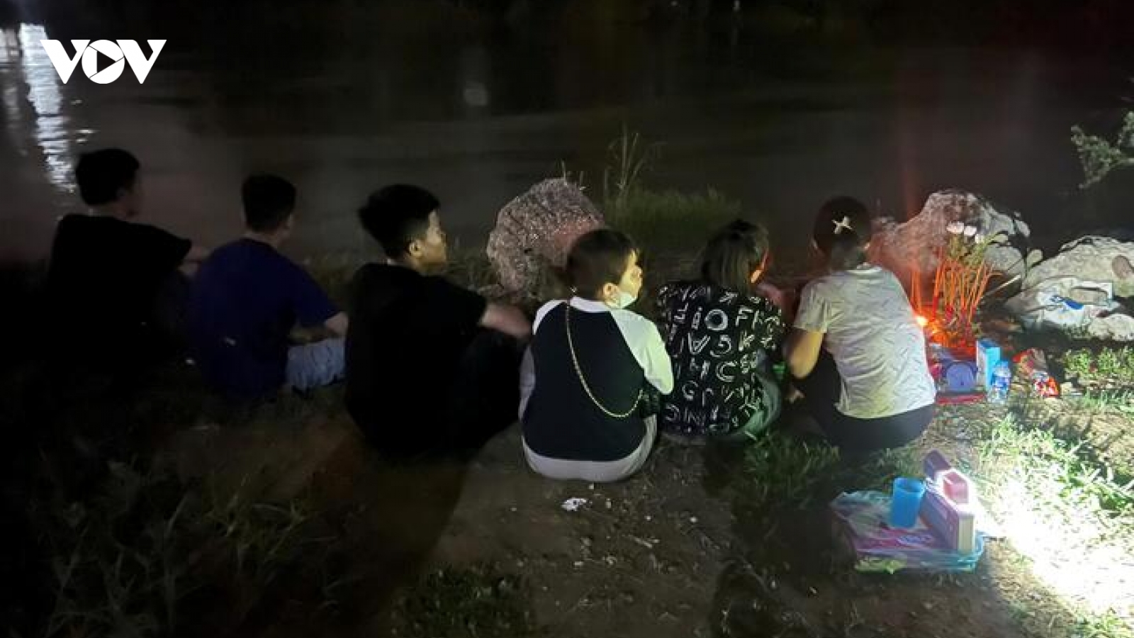 Bé trai 8 tuổi trượt chân rơi xuống sông mất tích