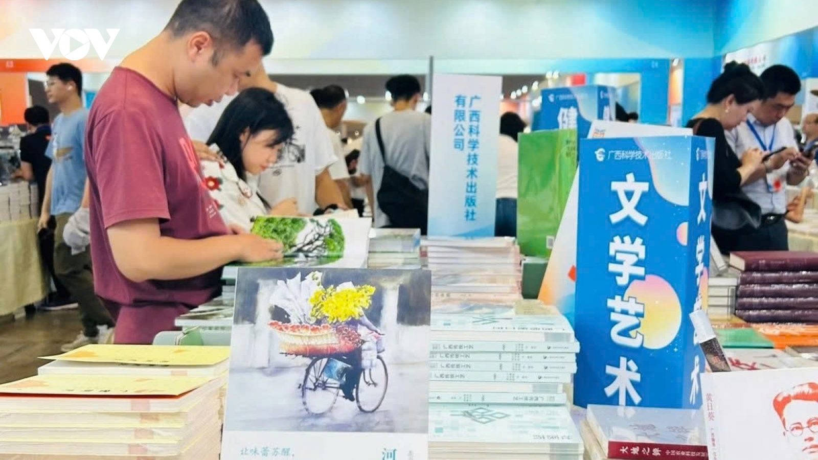Book on a culinary tale of Hanoians wins SEA award in China