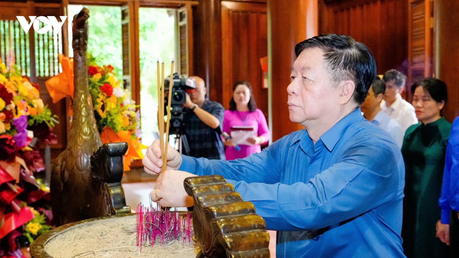 Đồng chí Nguyễn Trọng Nghĩa dâng hương tưởng niệm Chủ tịch Hồ Chí Minh