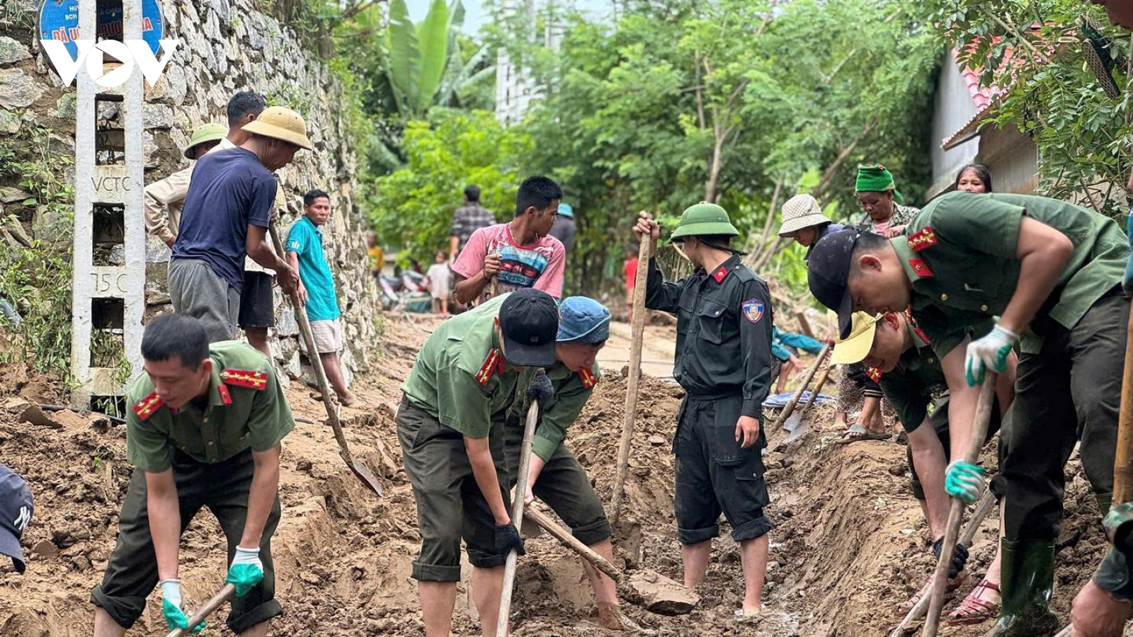 3.000 cán bộ, chiến sĩ công an hỗ trợ người dân vùng lũ Nghệ An