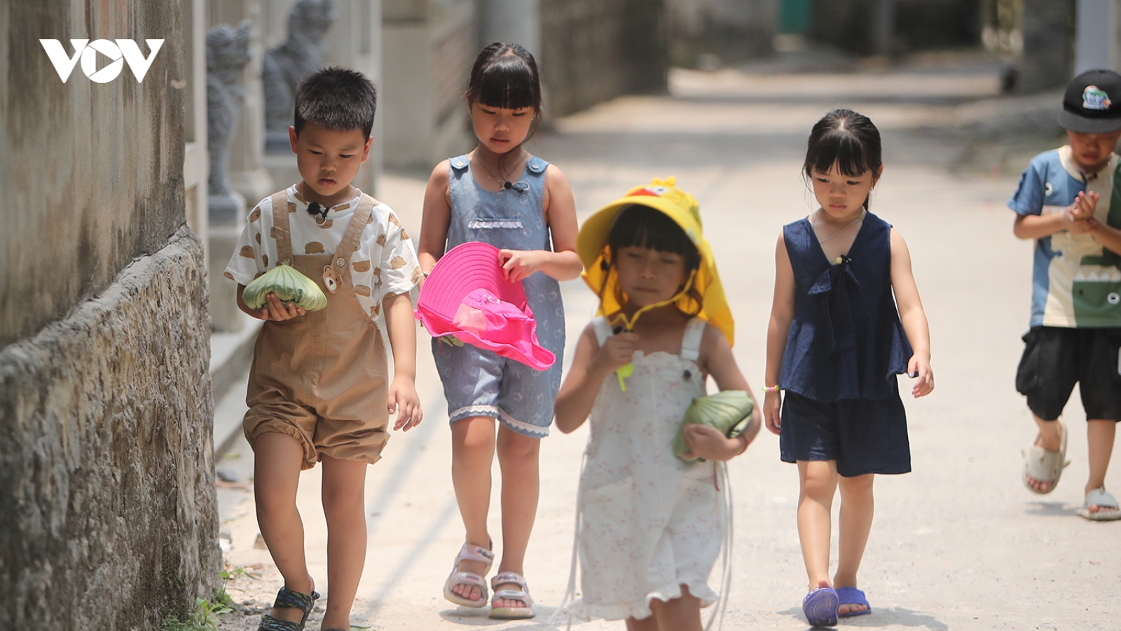 Bố ơi mình đi đâu thế: Con của Trung Ruồi, Neko Lê khó chịu vì thiếu điều hòa