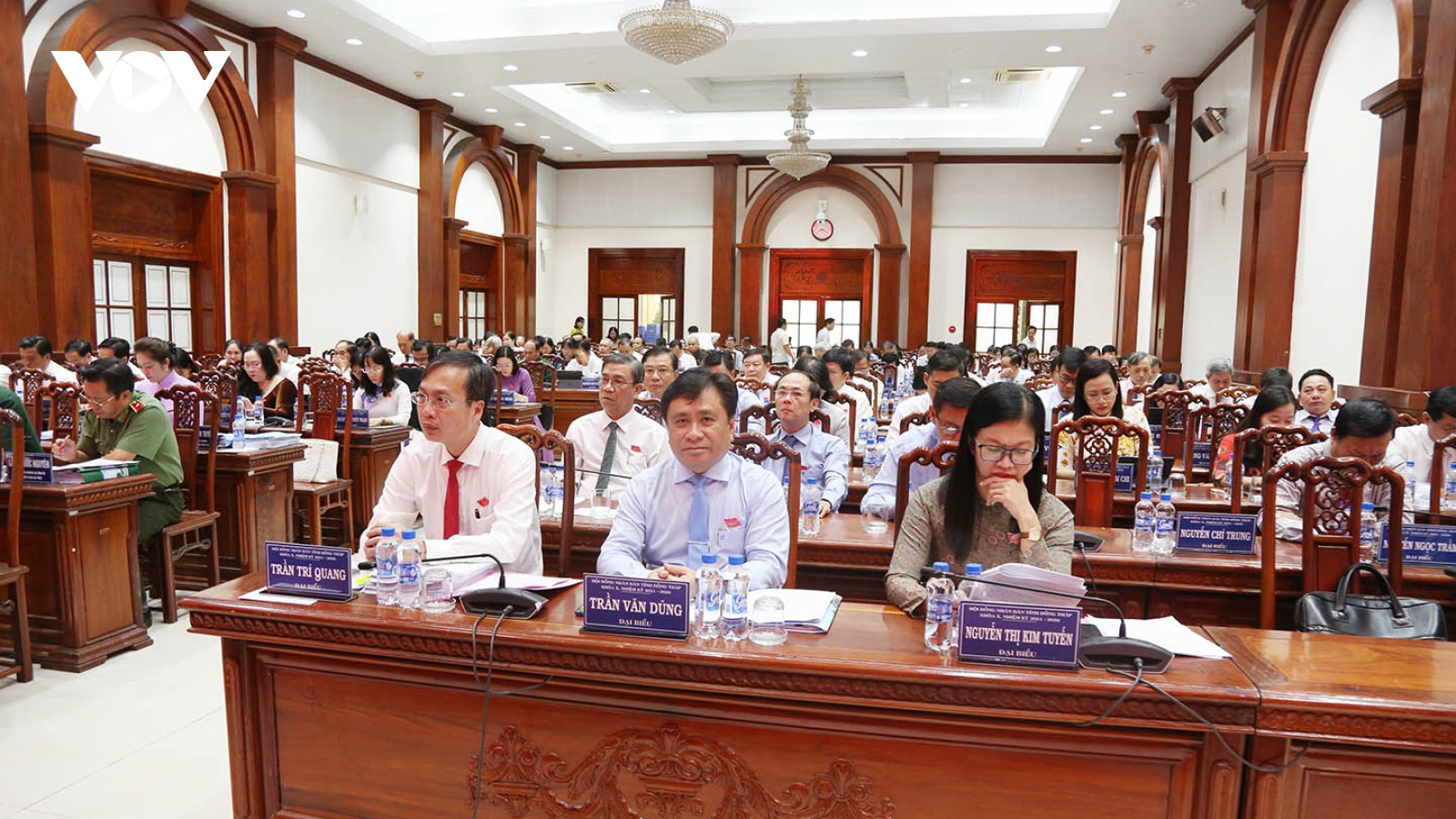 Đồng Tháp thông qua mức hỗ trợ cán bộ đến làm việc ở địa bàn tỉnh mới