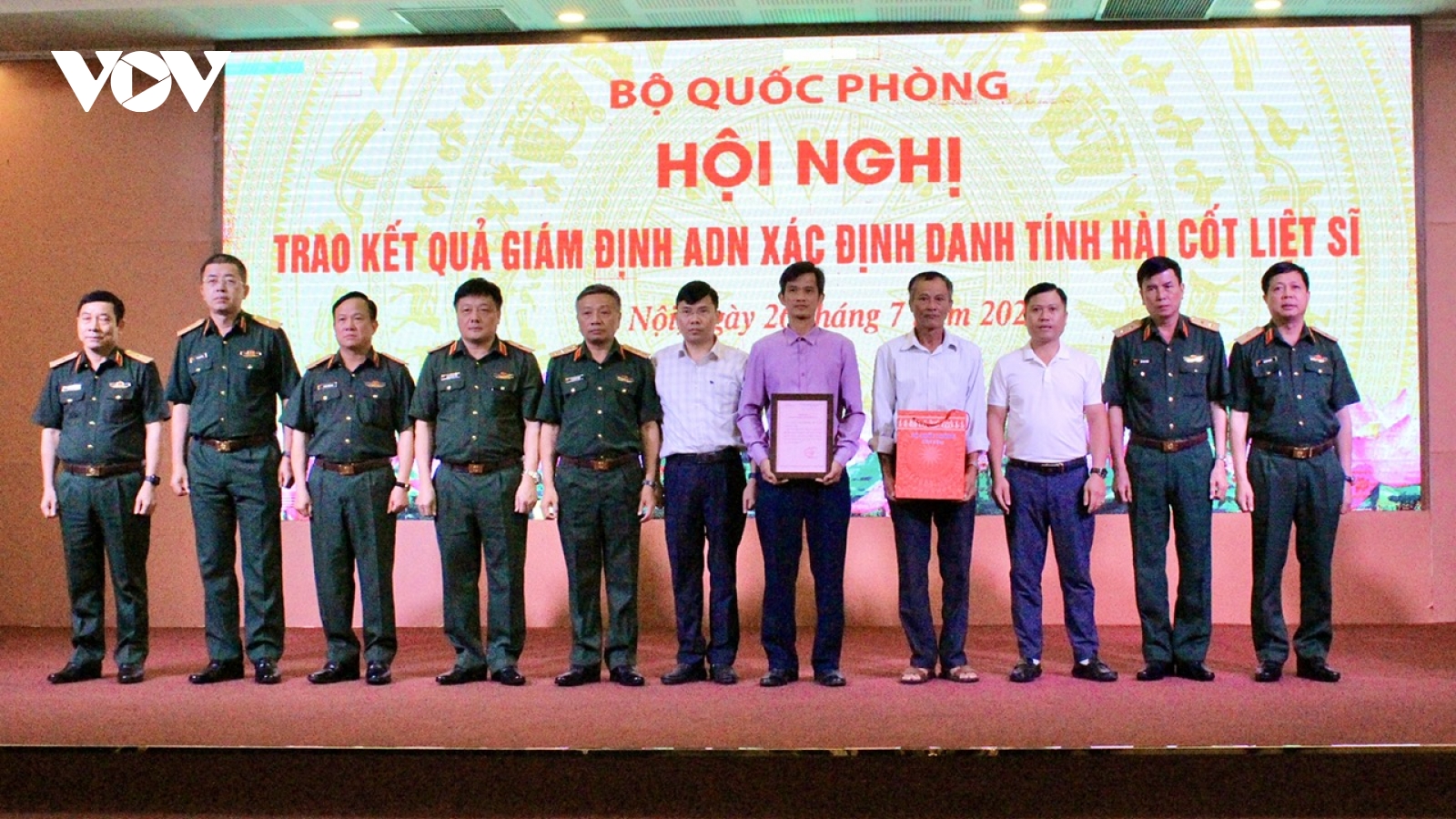 Trao thông báo kết quả giám định ADN xác định danh tính hài cốt liệt sỹ