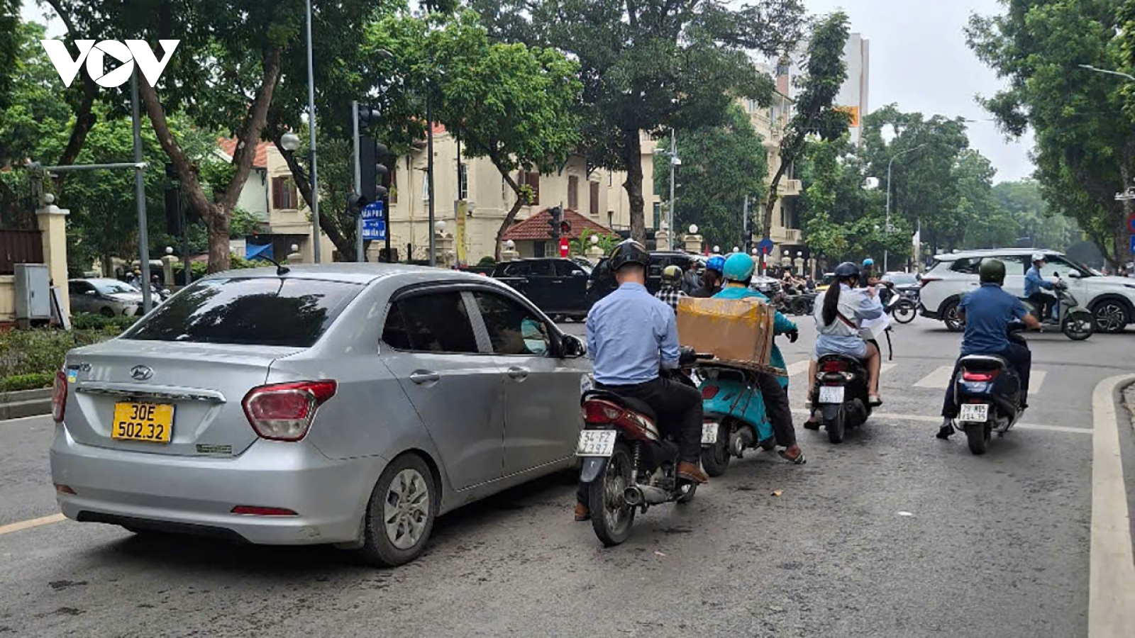 Hà Nội cấm xe máy chạy xăng, làm gì để không ảnh hưởng đến đời sống người dân?