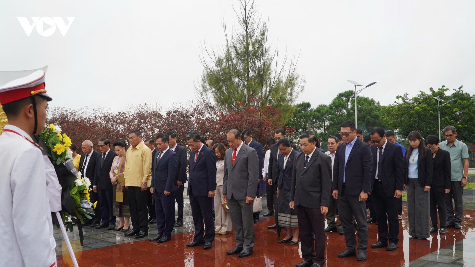 Nhiều hoạt động tri ân các anh hùng liệt sỹ Việt Nam và Lào