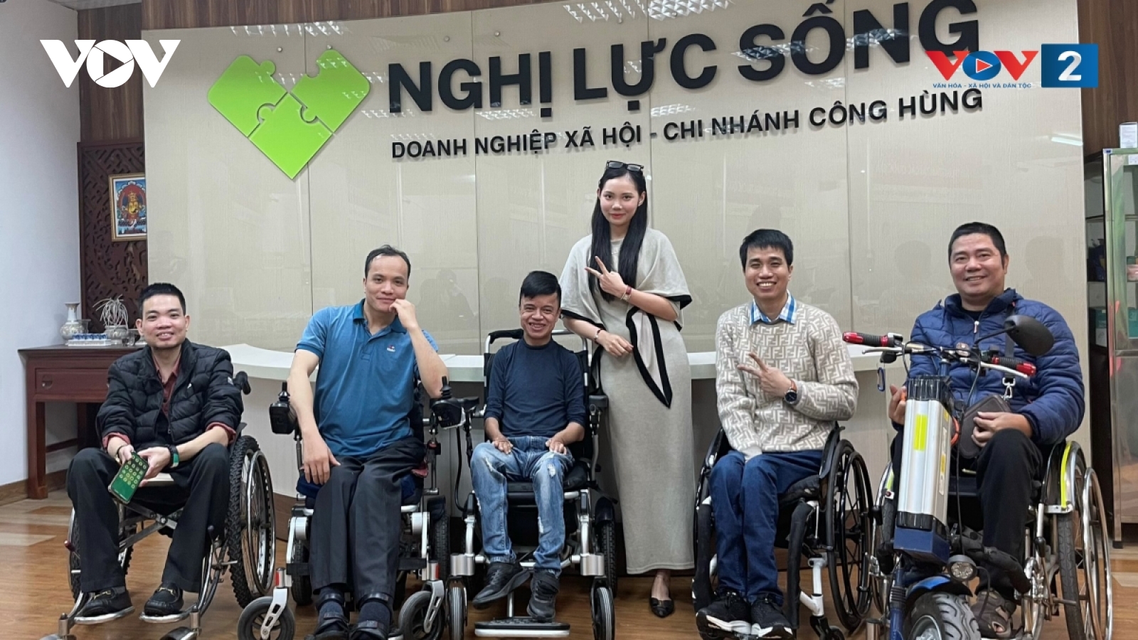 Chàng trai ngồi xe lăn đến giảng đường quốc tế