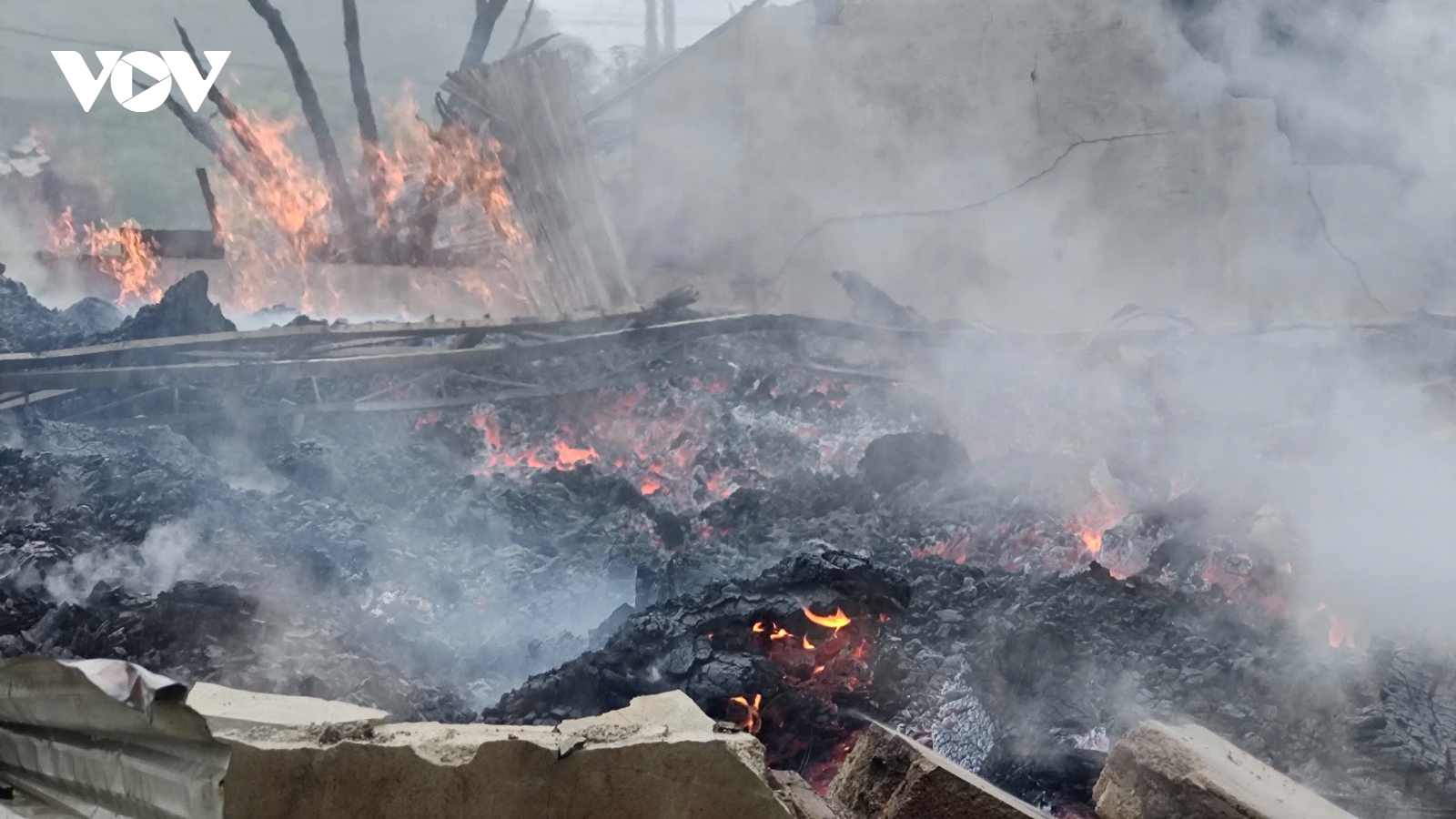 Kho đồ gỗ ở Vân Hồ (Sơn La) bị thiêu rụi trong đêm