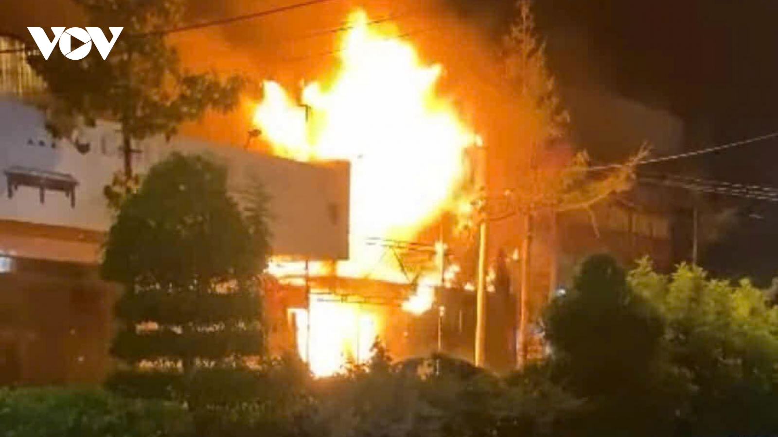 Cà Mau: Hỏa hoạn thiêu rụi tiệm mì cay, cháy lan 3 căn nhà