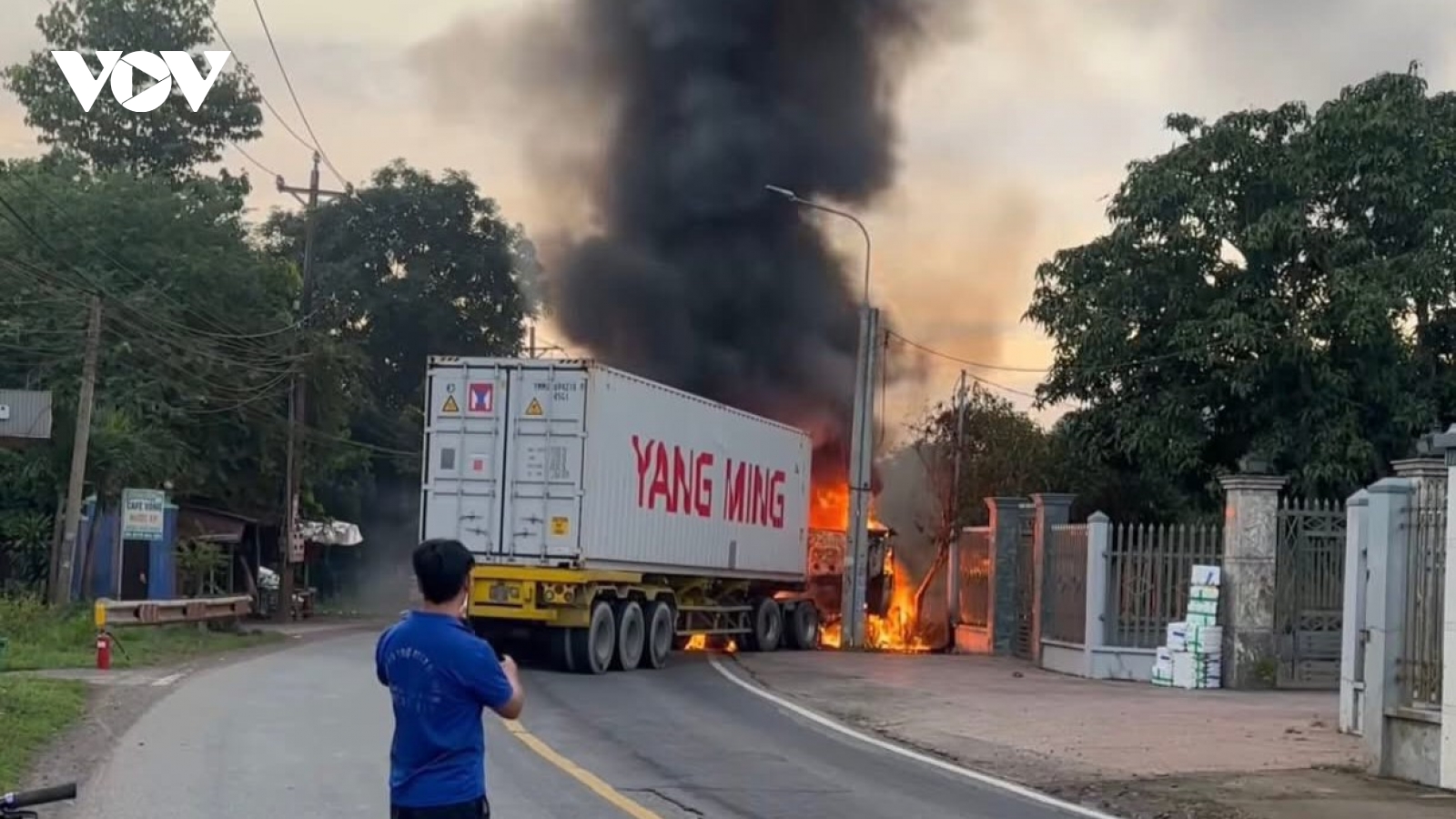 Hai xe đầu kéo bốc cháy dữ dội sau va chạm, giao thông tê liệt trên ĐT769