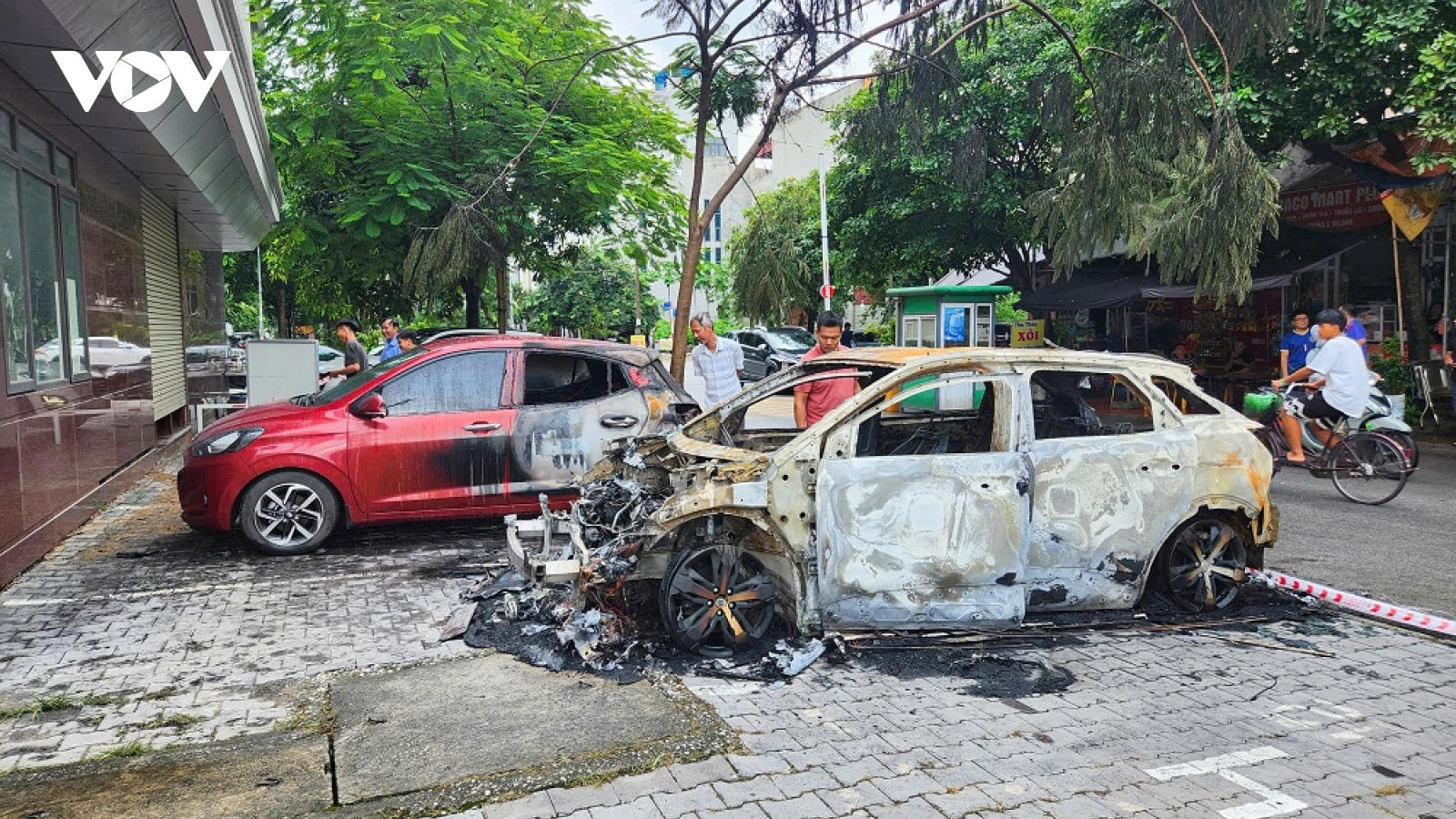 Cận cảnh hiện trường xe ô tô hiệu Peugeot 3008 bất ngờ bốc cháy ở Bắc Ninh