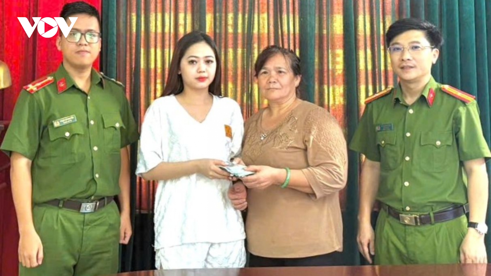 Nhặt được 45 triệu đồng, nữ công dân trẻ trả lại cho người đánh rơi