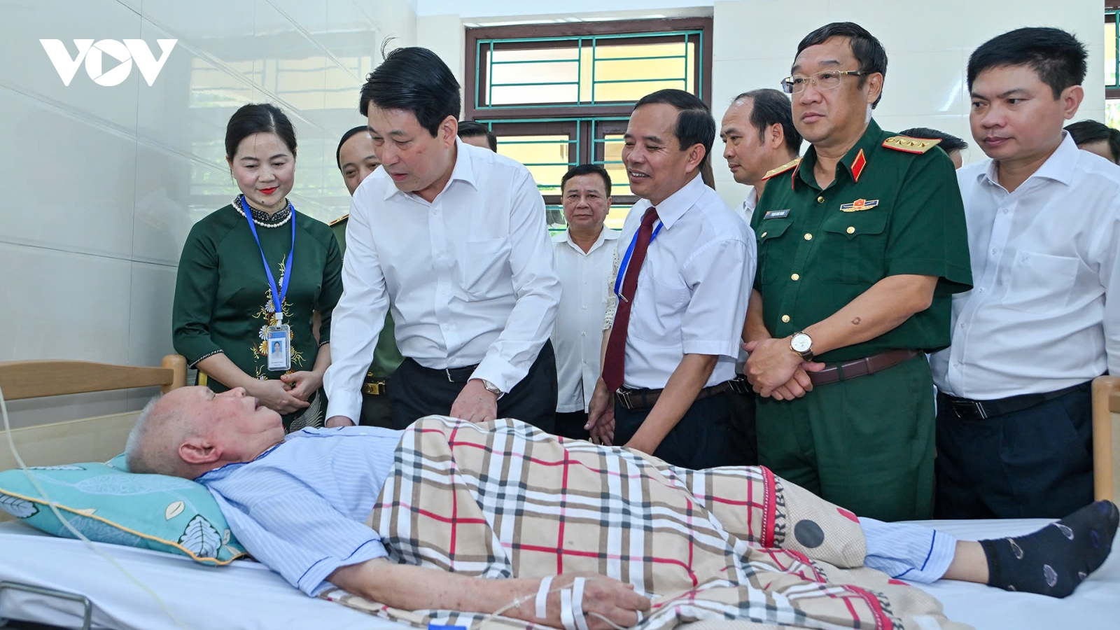 Chủ tịch nước Lương Cường thăm, tặng quà Trung tâm Điều dưỡng thương binh Duy Tiên