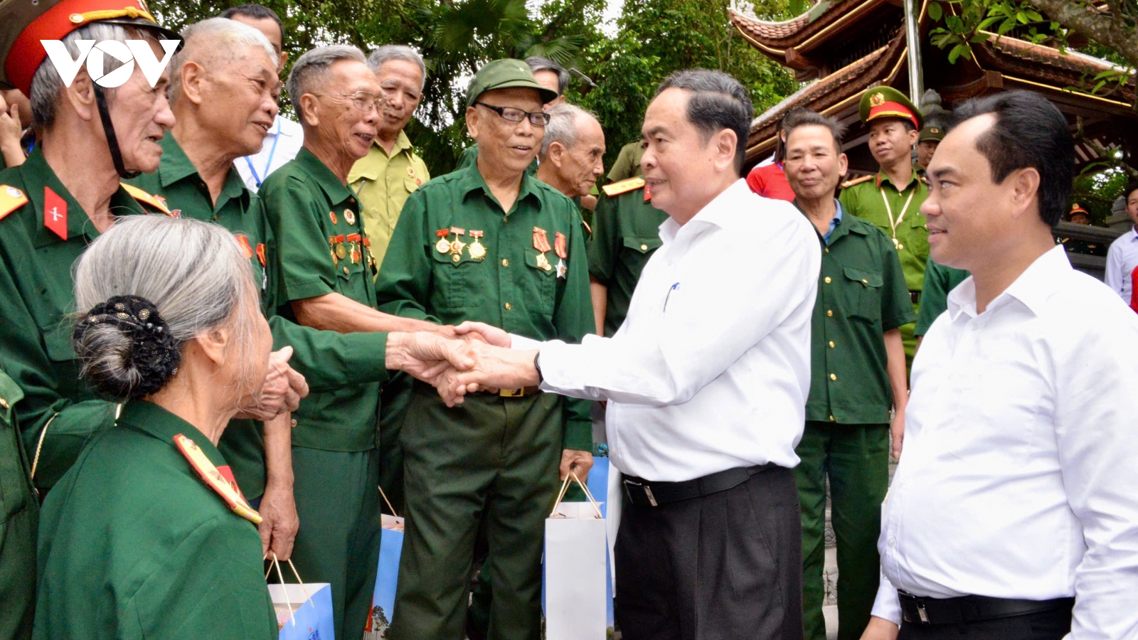Chủ tịch Quốc hội thăm, tặng quà cho thương bệnh binh tại tỉnh Thái Nguyên
