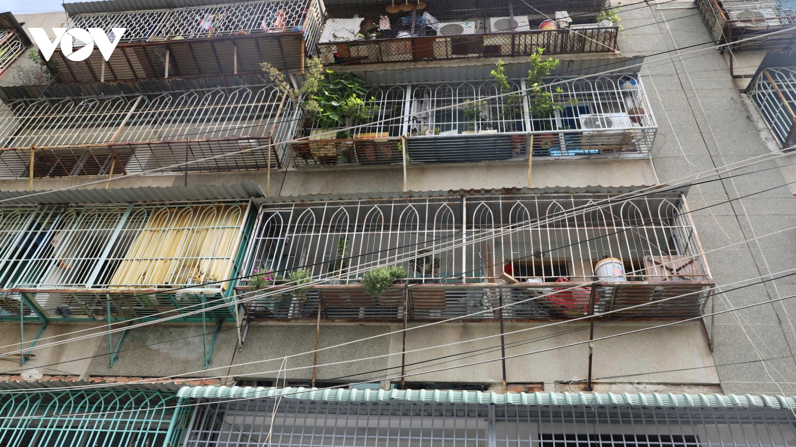 Gần 1.500 căn hộ tại TP.HCM vẫn bị "chuồng cọp" bịt lối thoát hiểm